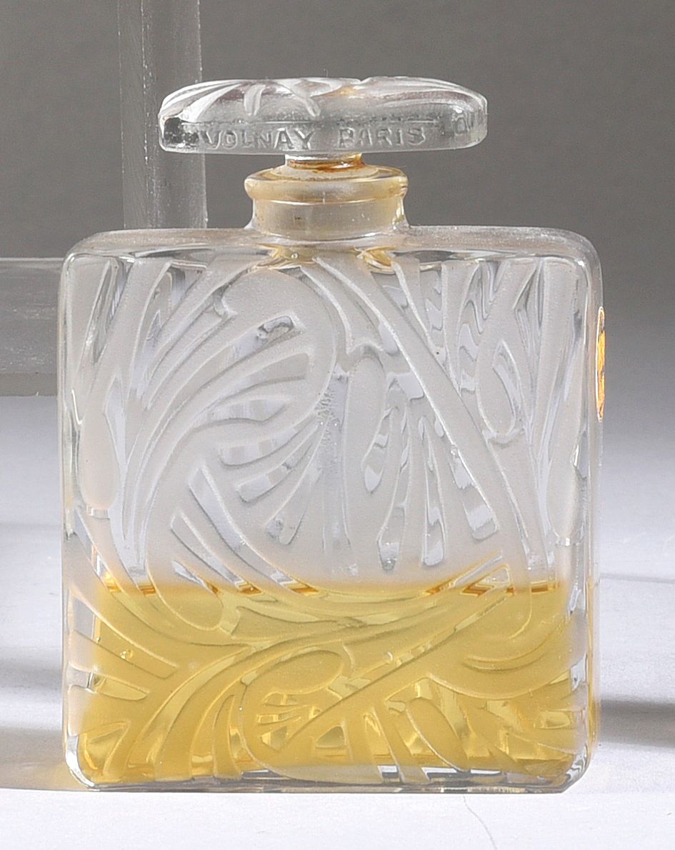 Parfums de Volnay - «Yapana» - (1920) 
无色玻璃瓶压制成长方形，方形瓶身两边有磨砂海藻的装饰，颈部有卡尼特，顶部有同样装饰&hellip;