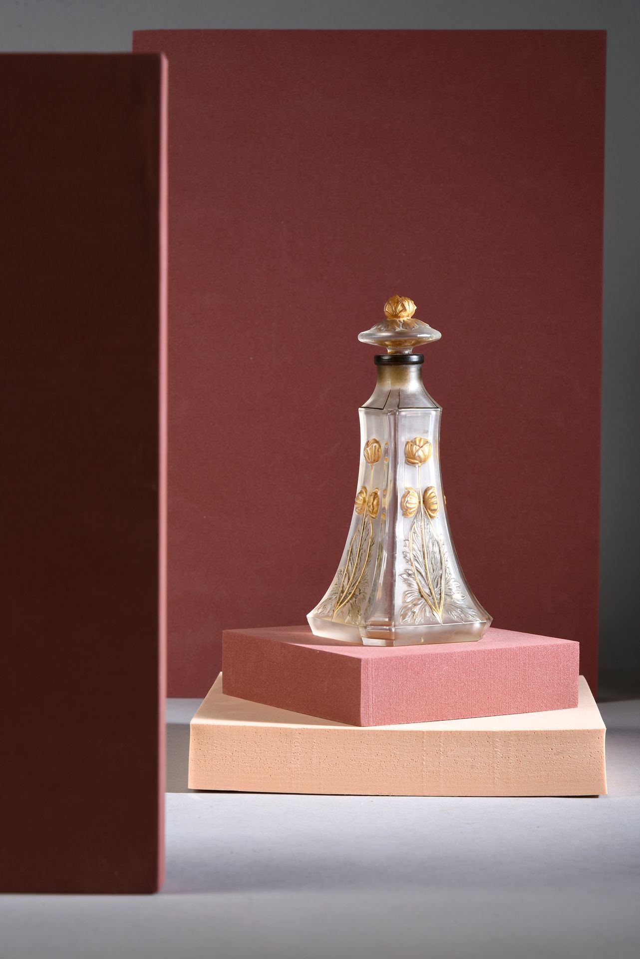 Los Perfumes de Tasara - (années 1910) 
Rare flacon en verre incolore pressé mou&hellip;