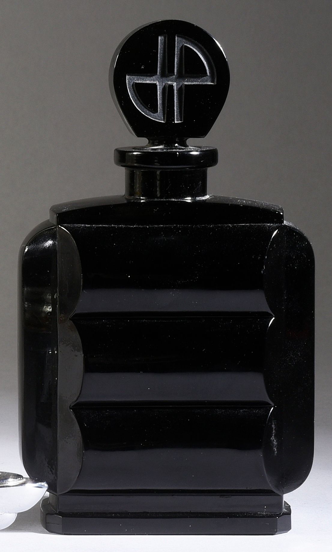 Jean Patou - «Vacances» - (1936) 
Rare flacon moderniste en verre opaque noir pr&hellip;