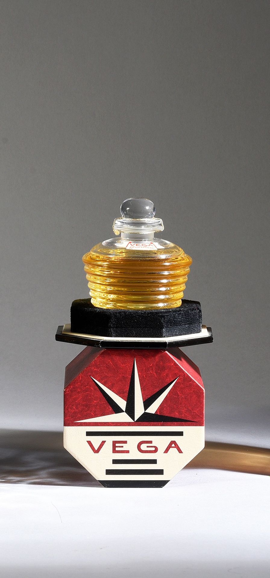 Guerlain - «Vega» - (1936) 
无色的巴卡拉压制水晶槽圆柱形墨水瓶，内含60毫升的精华，装在其八角形的装饰艺术风格的纸板盒中。密封的。有&hellip;