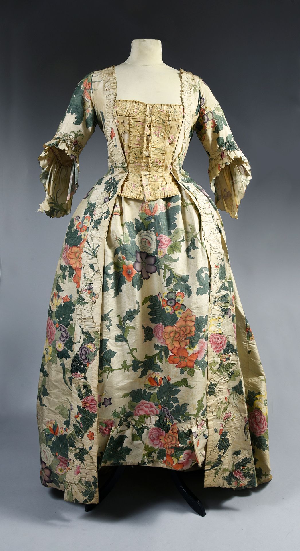 Null Rare robe de cour dans une soie peinte de la Chine, époque Louis XV, vers 1&hellip;