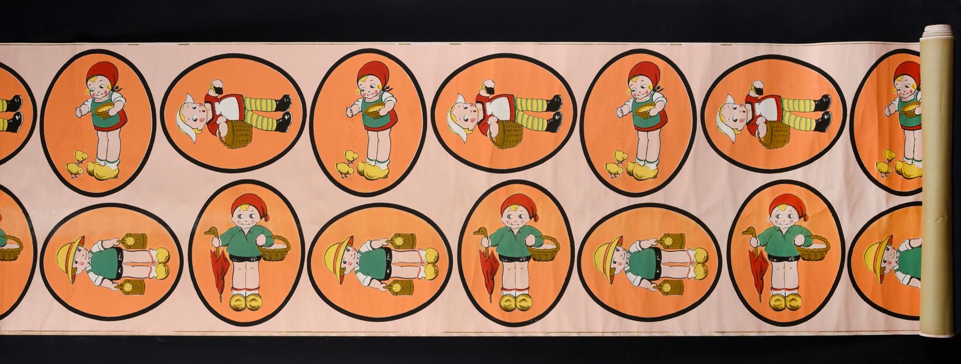 Null 儿童房的墙纸，大约1925年，多色机械印刷在纸上的奖章，代表农民的小孩子，（卷首有些湿润），大约420 x 75厘米。
与保罗-格鲁因出版的带有东方小&hellip;