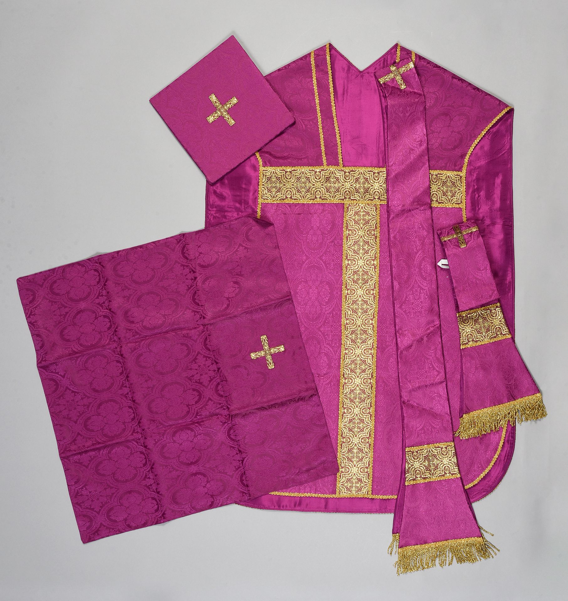 Null 完整的礼仪装饰，大约在1950年，紫色丝绸大马士革，上面有刻有四叶草的十字形飞鸟；金色卢勒克斯薄纱编织的孤儿，上面有类似的装饰；十字架上有IHS的字样&hellip;