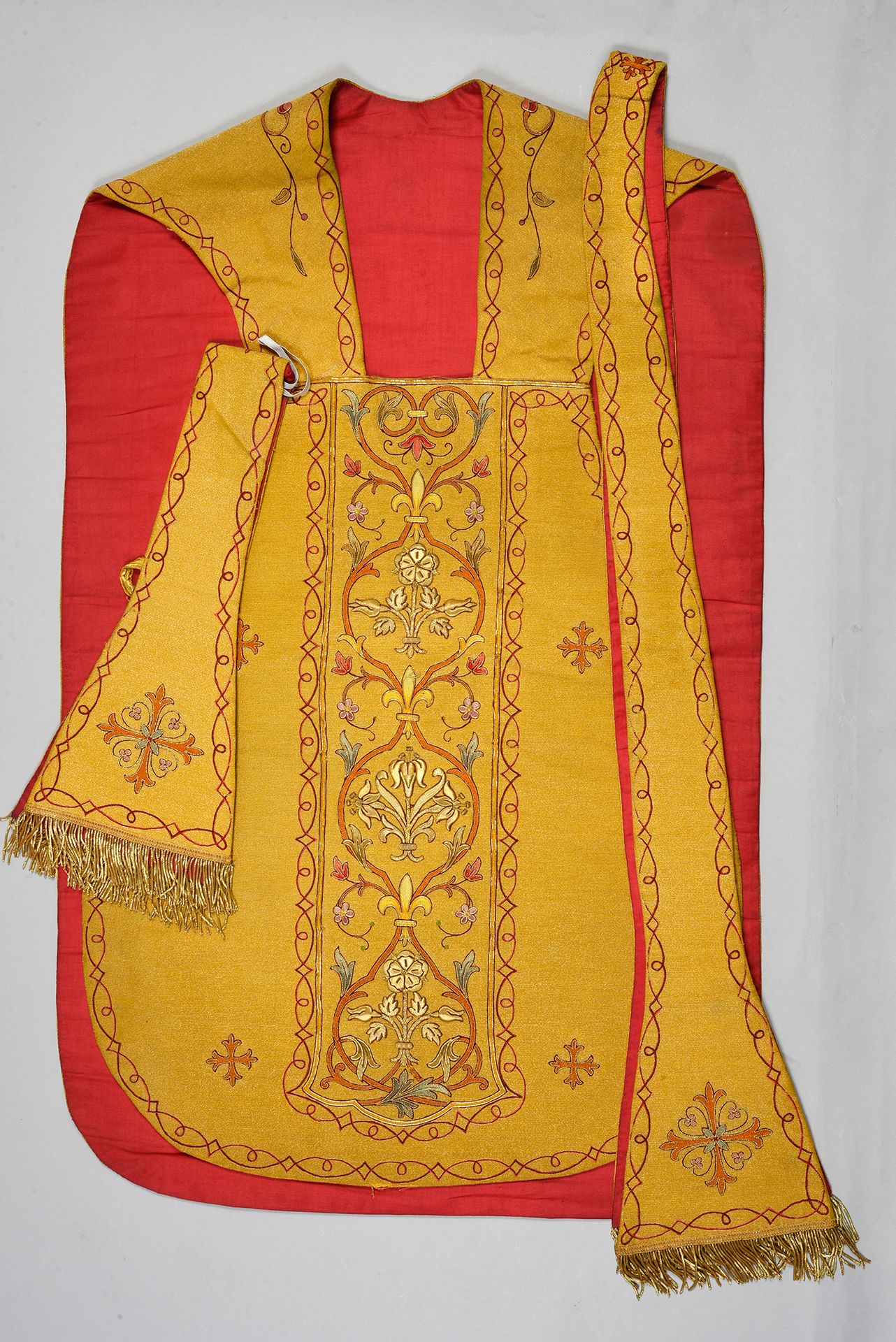 Null 袍子、披肩和手帕，约1900年，金布袍子，绣有链缝的多色丝，纺纱，卷曲和金色cannetille的couchure和guipure的半球形十字架和花的&hellip;