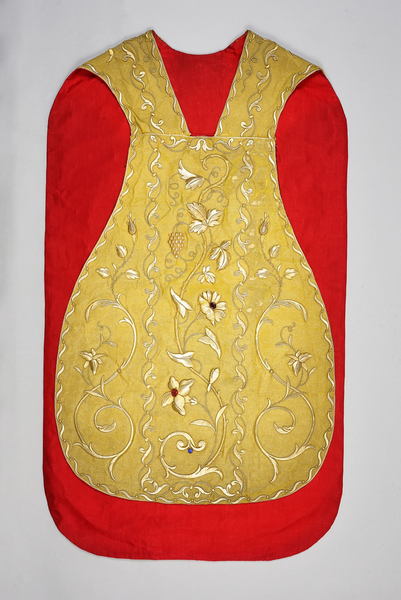 Null 
Chasuble et étole, vers 1900, fond en drap d'or, les orfrois brodés en gui&hellip;