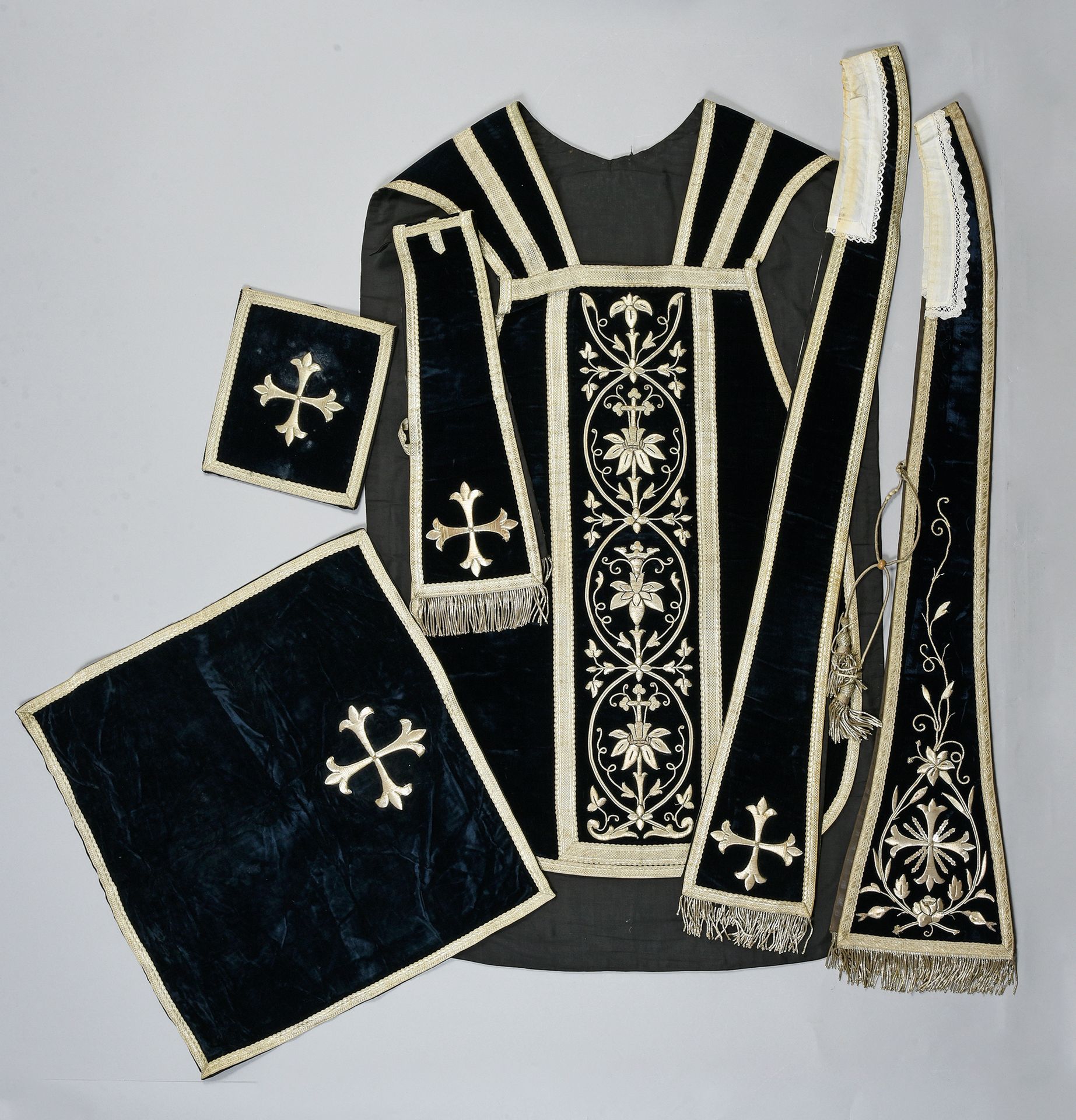 Null 完整的葬礼礼仪服，约1900年，黑色棉质天鹅绒长袍，哥特式风格的orphreys绣有桂花和银色的couchure，上面有一个开花的十字架，十字架的中心&hellip;