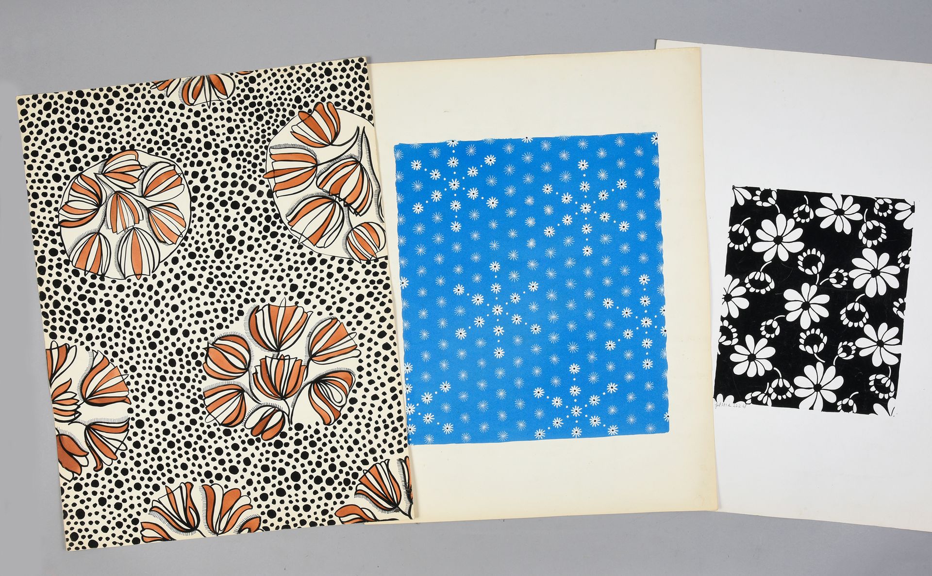 Null 一组时尚织物模型，1950-1970年左右，水粉和墨水在纸上；美丽的各种大型花卉设计，主要包括1970年代典型颜色的雏菊楣，雏菊和星星或郁金香。
大约&hellip;