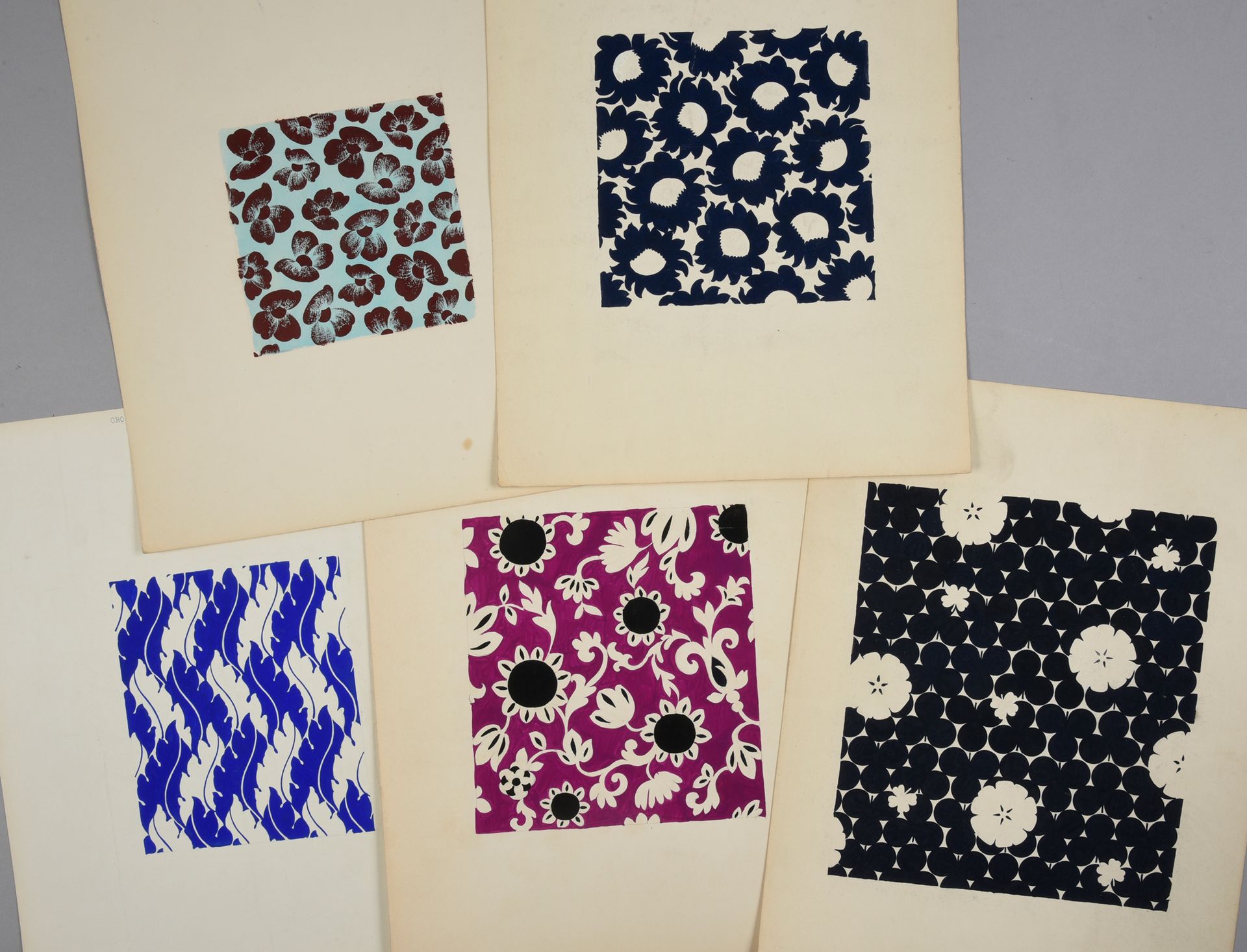 Null 一组时尚织物模型，1950-1970年左右，水粉和墨水在纸上；美丽的各种风格化的花卉设计，一些单色的蓝色和黑色，大花束在他们的花瓶，交错的叶子或佩斯利&hellip;