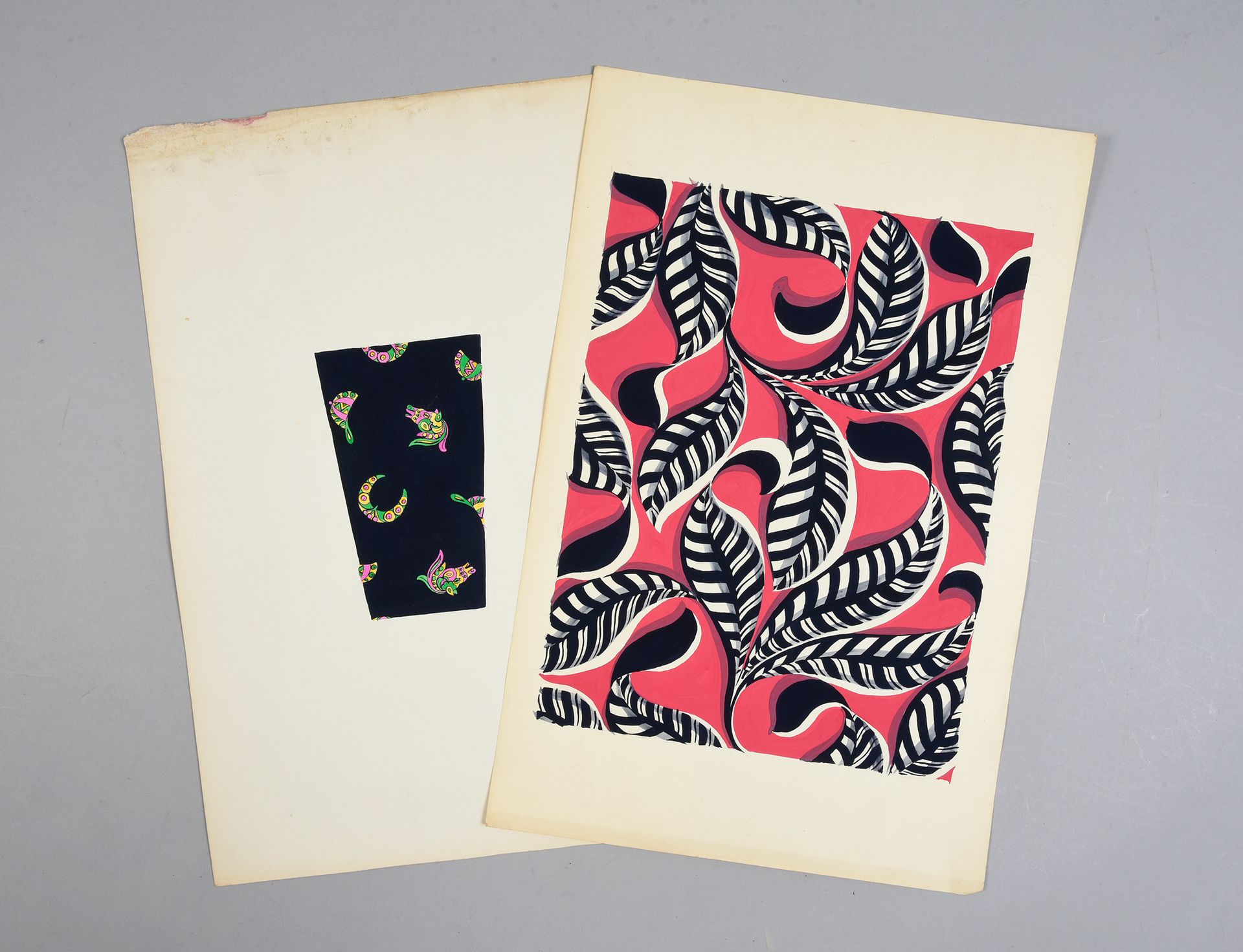 Null 一套时装面料模型，1950-1970年左右，主要是纸上水粉和墨水；各种规模的设计构图，包括风格化的花、叶、人物、材料效果、羊绒、形状的领带图案。
大约&hellip;