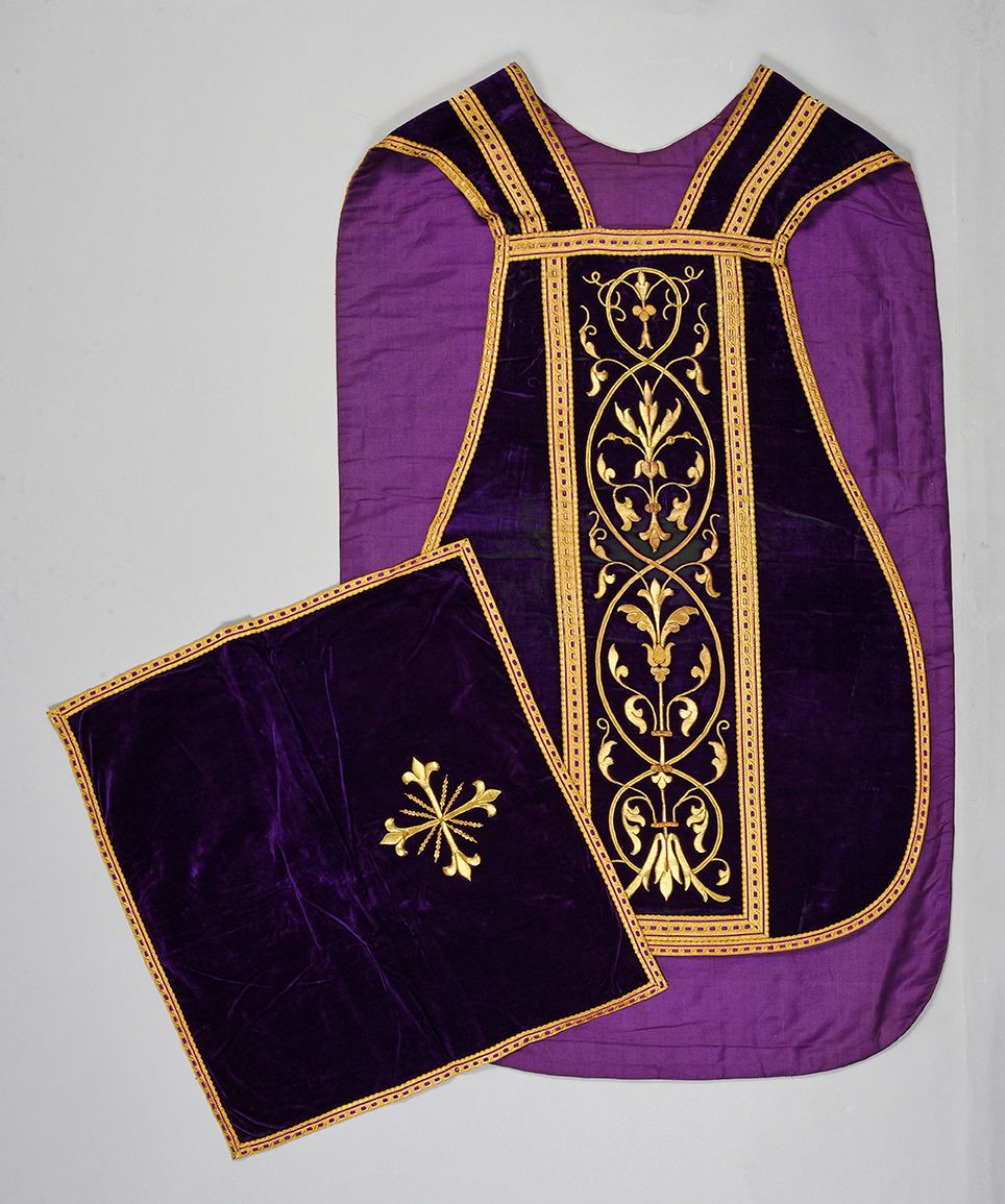 Null Chasuble et voile de calice, vers 1900, velours de soie violet, les orfrois&hellip;