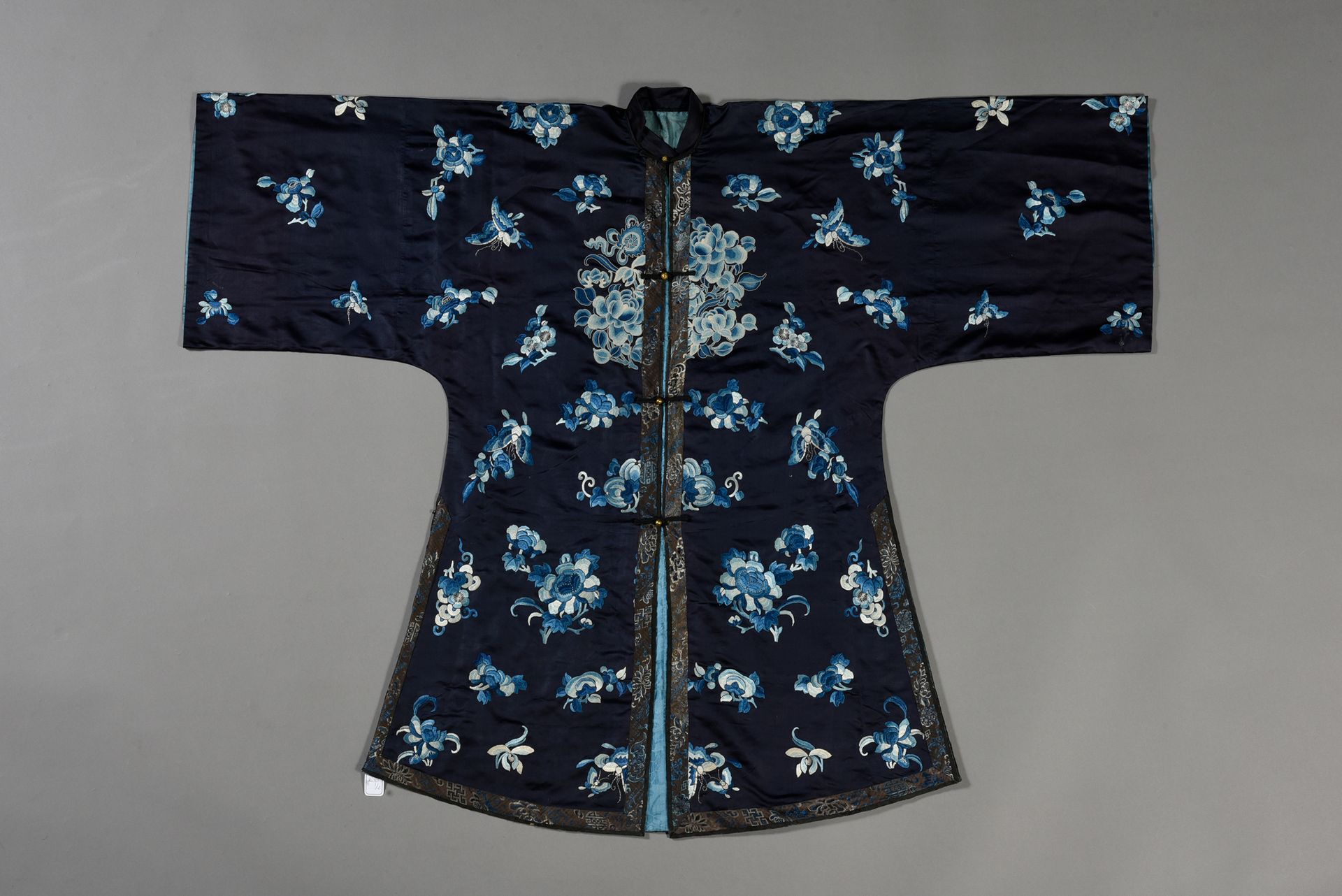 Null Robe de femme, Chine, fin du XIXe siècle, satin de soie bleu nuit brodé en &hellip;