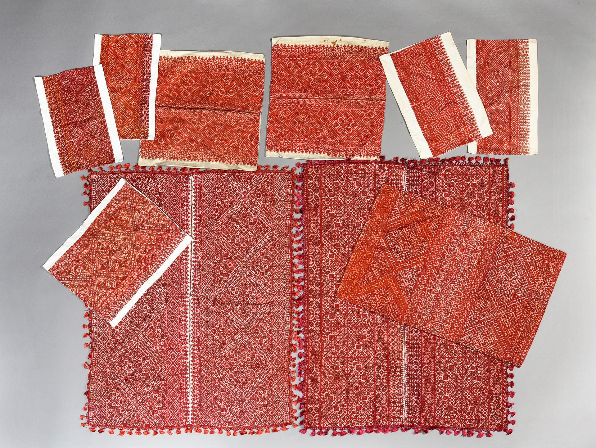 Null 一套重要的刺绣作品，摩洛哥非斯，20世纪初，亚麻帆布，用线缝绣出的花卉和几何风格的图案，用红色丝绸的紧密色调隔开。两个桌垫，每个都是由两个连接的条状物&hellip;