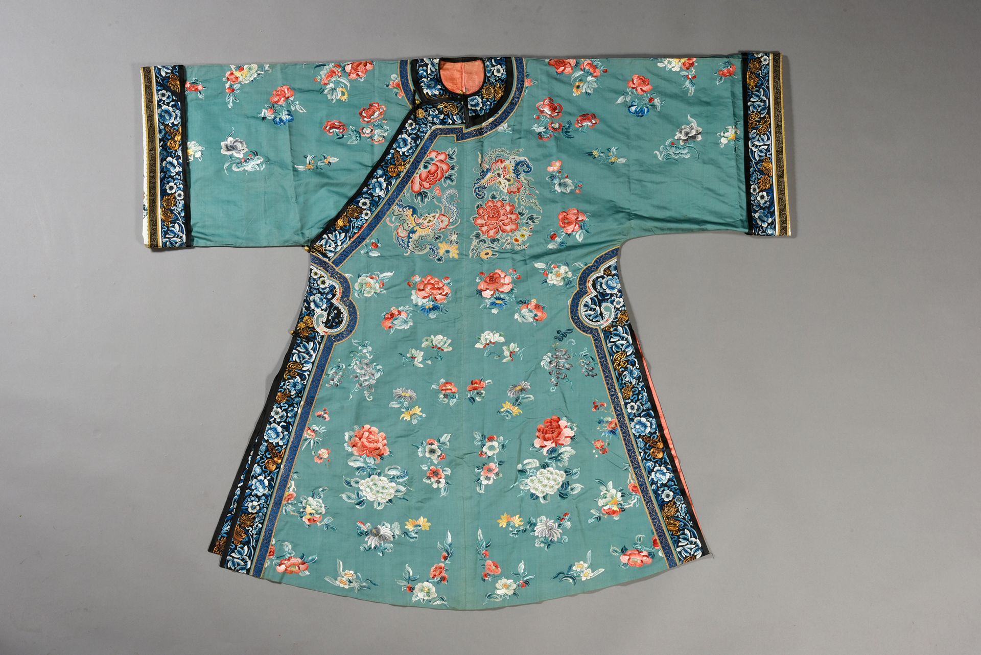 Null Robe de femme, Chine, fin du XIXe siècle, sergé de soie céladon brodé soie &hellip;