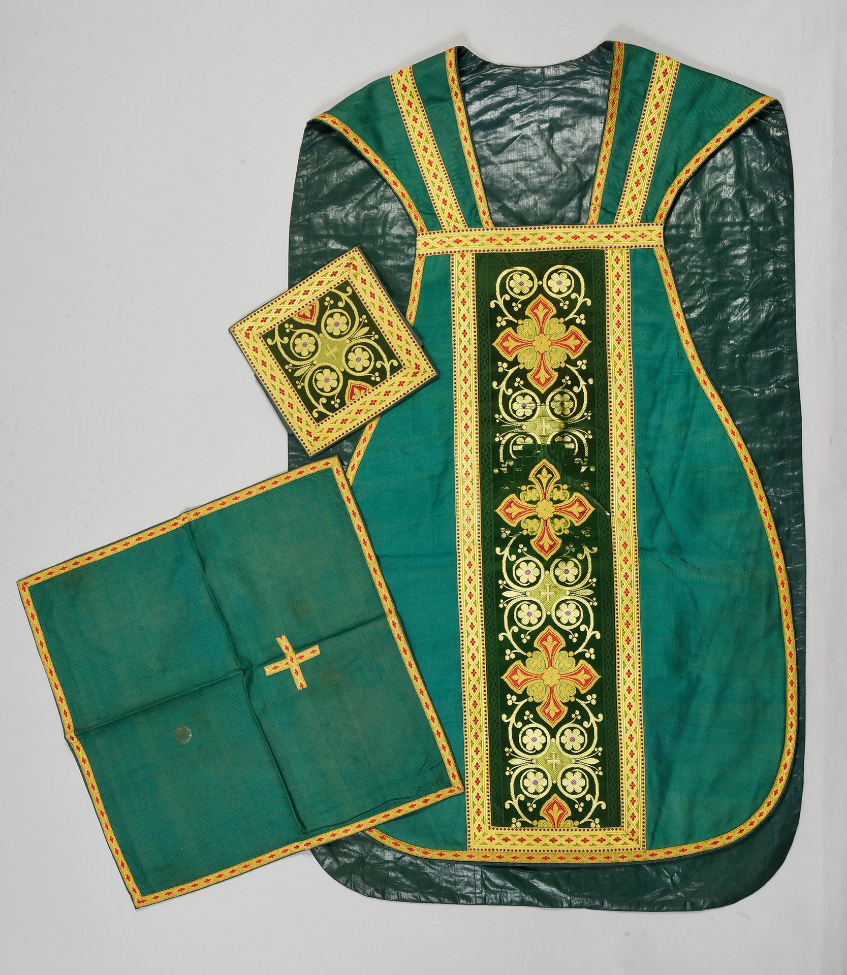Null Chasuble purse and chalice veil, circa 1900, chasuble in green silk twill, &hellip;