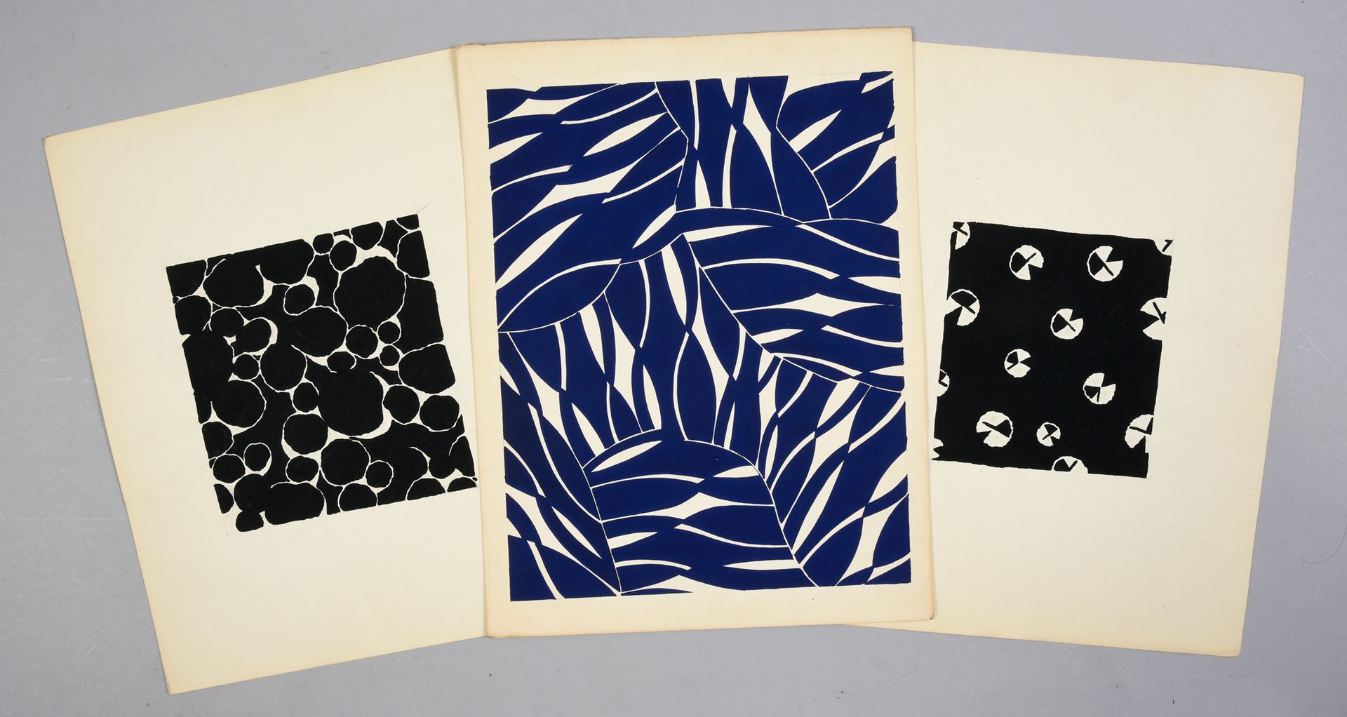 Null 一组时尚织物模型，1950-1970年左右，水粉和墨水在纸上；各种比例的几何和抽象构图的绘画，大多是黑白和蓝色；幻想是心形或叶子的楣。
大约130张画&hellip;