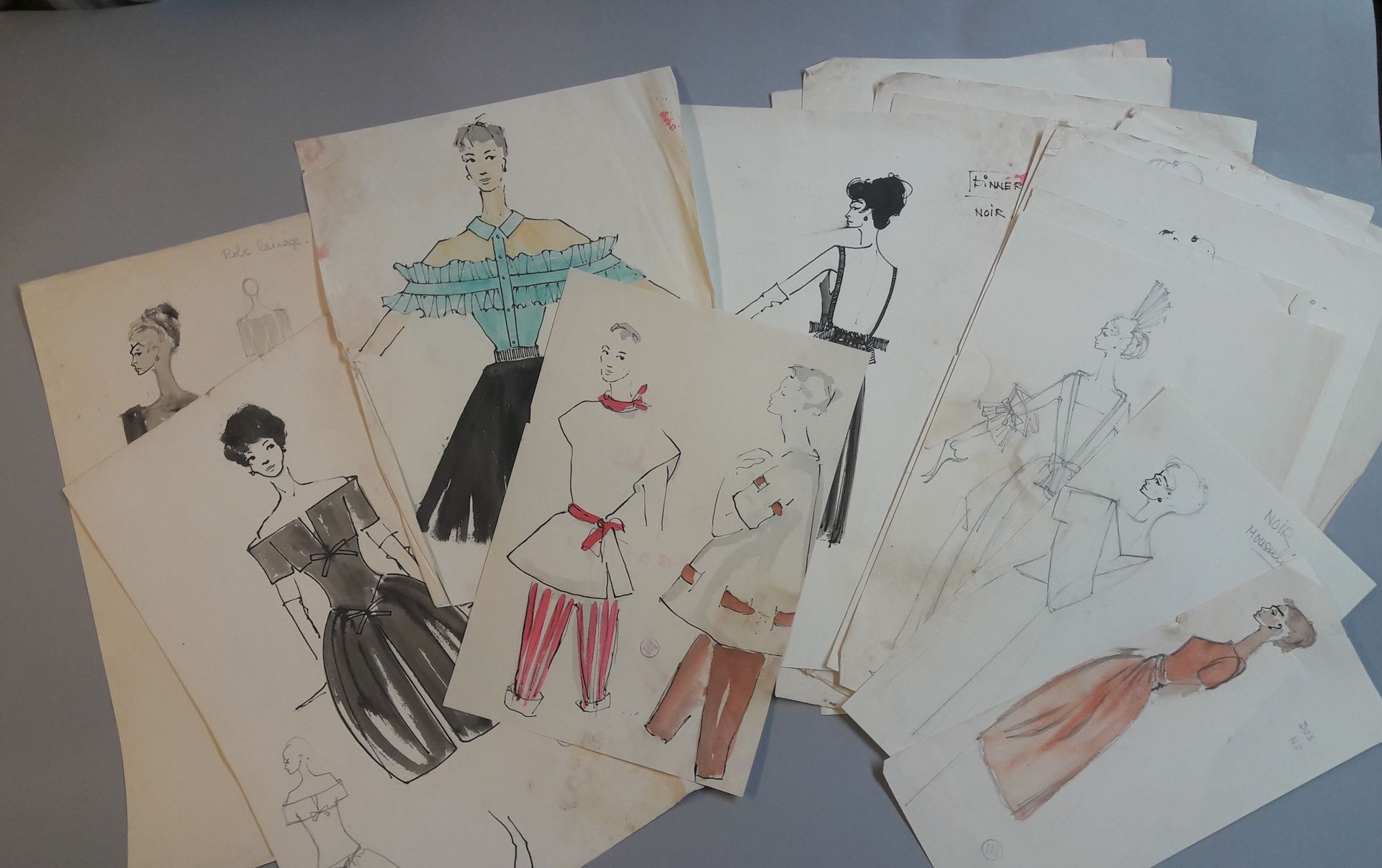 Serge MATTA 一套38幅时尚素描项目和幻想插图，约1960年，水粉，墨水和铅笔在纸上，鸡尾酒礼服和晚礼服大多是一些有注释的。所有的草图都有艺术家的印章&hellip;