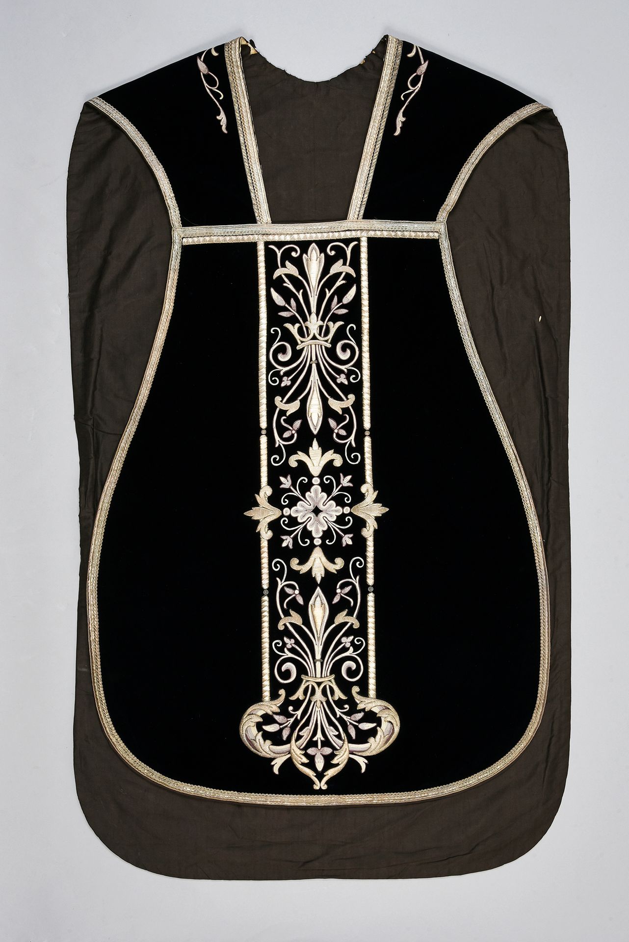 Null Chasuble for funerals, late 19th-early 20th century, black cotton velvet, t&hellip;