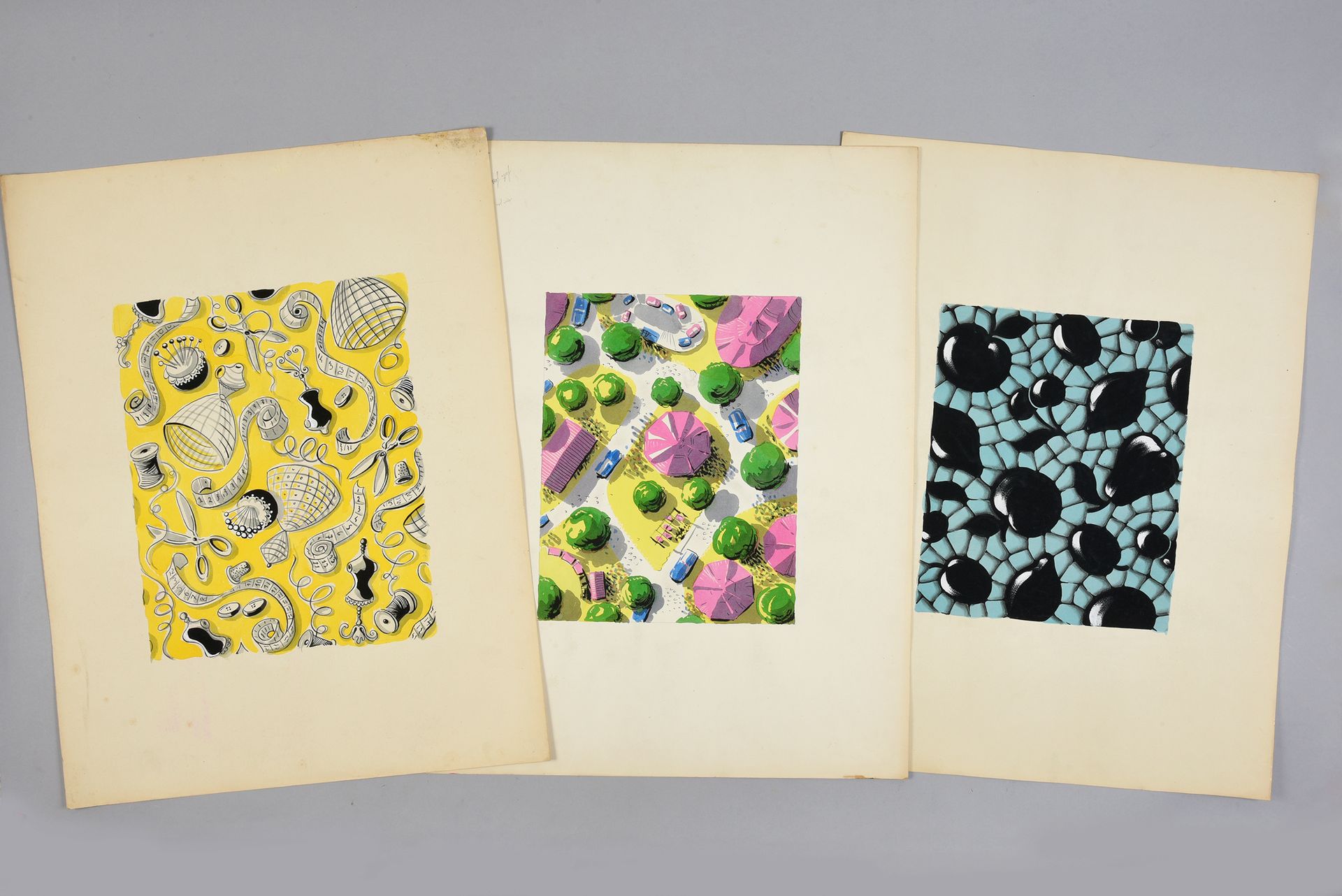 Null 一组时尚织物模型，1950-1970年左右，水粉和墨水在纸上；主要是各种灵感的幻想设计，包括画笔和色罐，裁缝师的仪器，纹章学，宝石，杂乱的帽子和帽盒，&hellip;