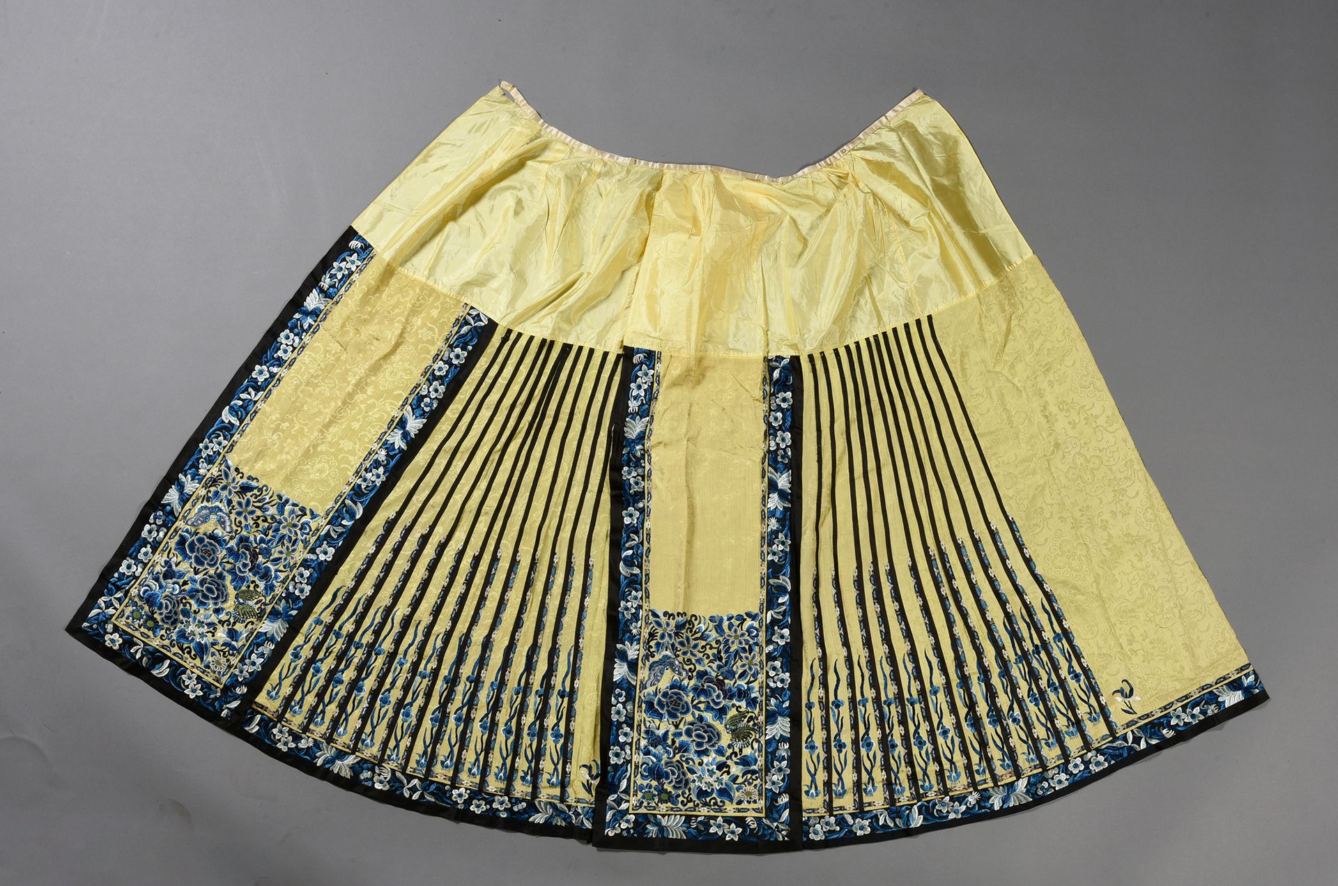 Null 汉族妇女裙子围裙和裤子，中国，19世纪末至20世纪初，以黄色丝绸为材料，装饰有蓝色单色和金线的绣花卷轴的门楣和充满牡丹的卡座，（裙子面板拉起）。匹配的&hellip;