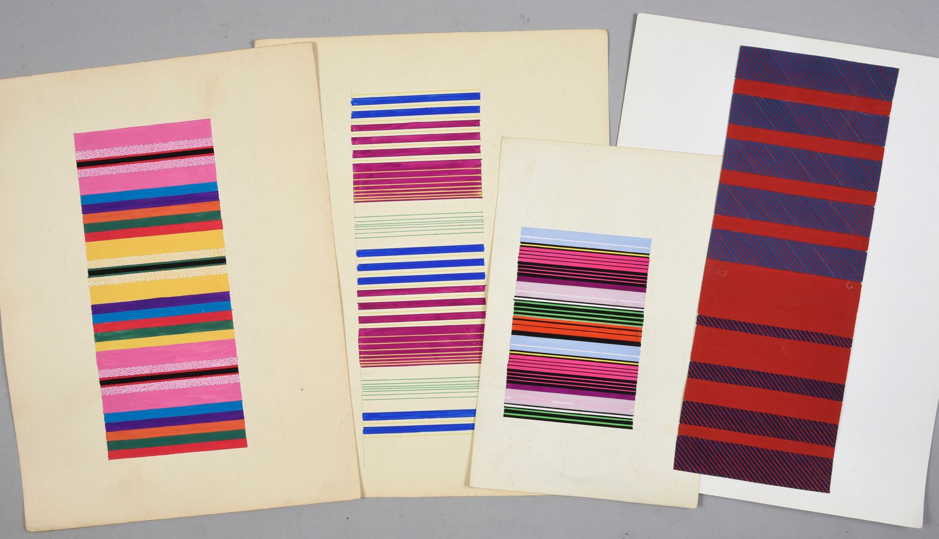 Null 一组时尚织物模型，1950-1970年左右，水粉和墨水在纸上；一组强烈的抽象和几何构图，包括格子，格子，明亮颜色的条纹。
大约120张画，7 x 7厘&hellip;