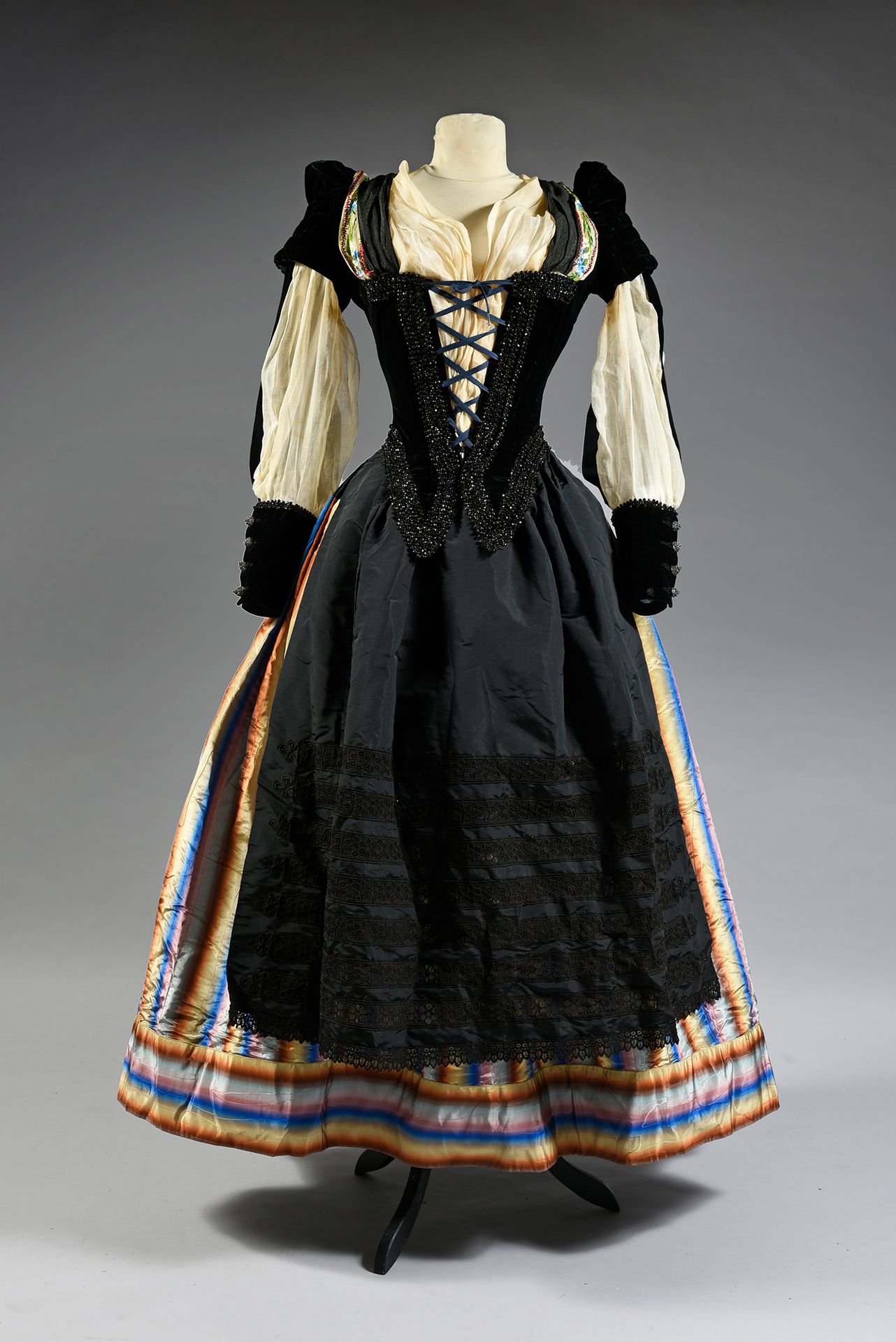 Null Robe du soir pour un bal travesti griffée Worth, vers 1880, ensemble inspir&hellip;