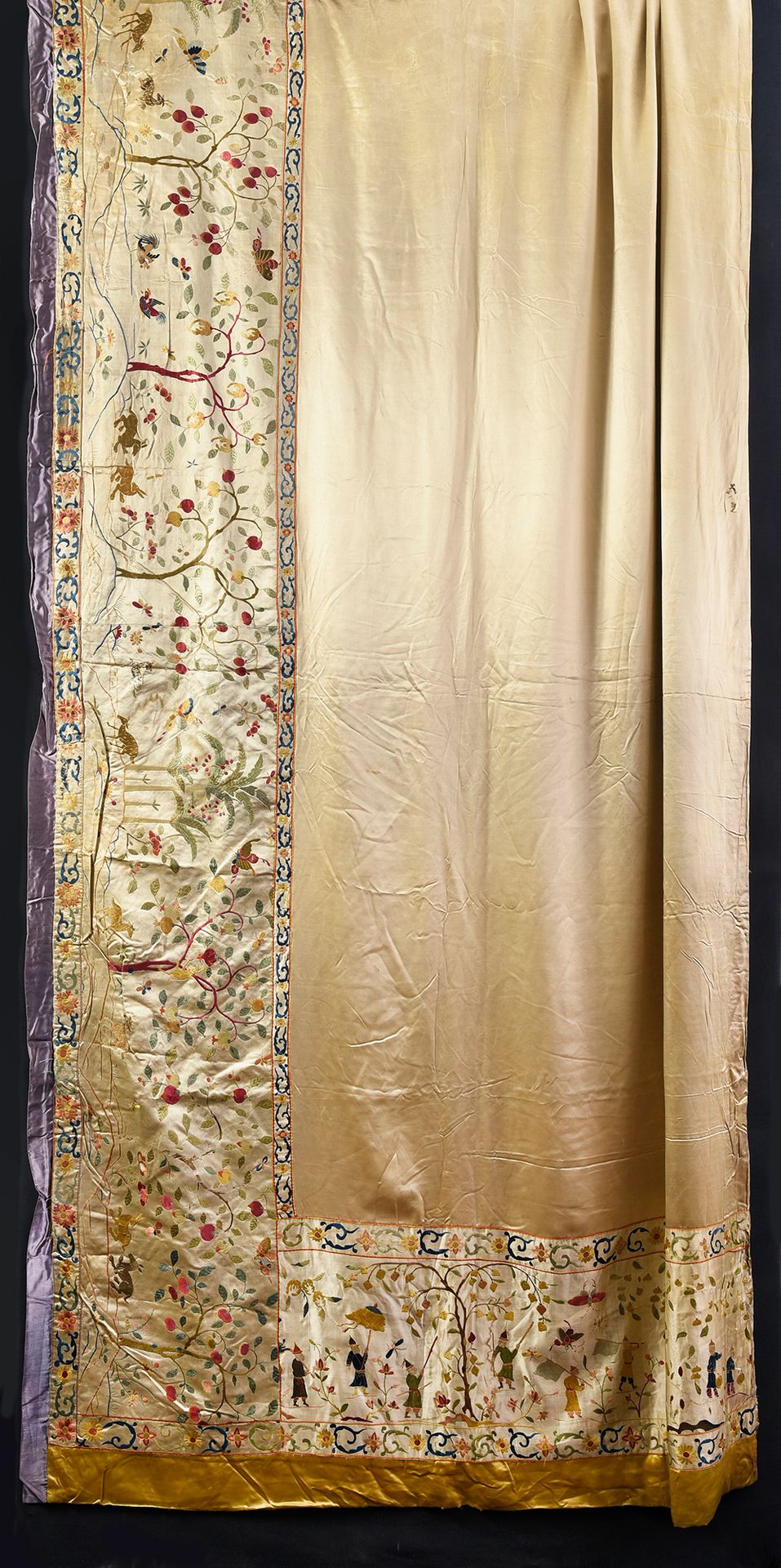Null Par de cortinas con cenefas historiadas bordadas, probablemente talleres de&hellip;