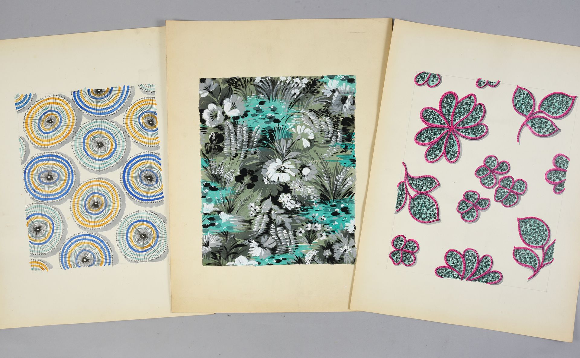 Null 一组时尚织物模型，1950-1970年左右，水粉和墨水在纸上；主要是风格化的花卉构图，包括点状的玫瑰花蕾，叶子，叶子和丝带的花环，一些抽象的作品。
大&hellip;