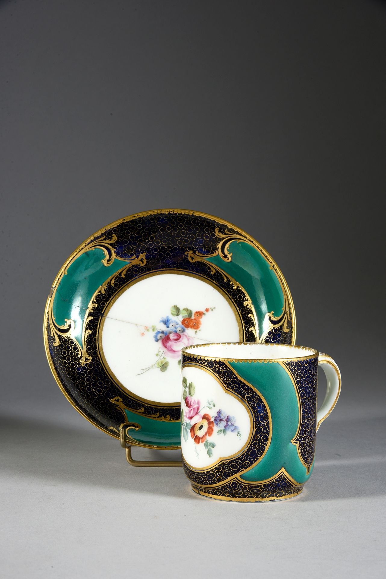 Null Gobelet Calabre (2e grandeur) et une sous-tasse en porcelaine de Sèvres du &hellip;