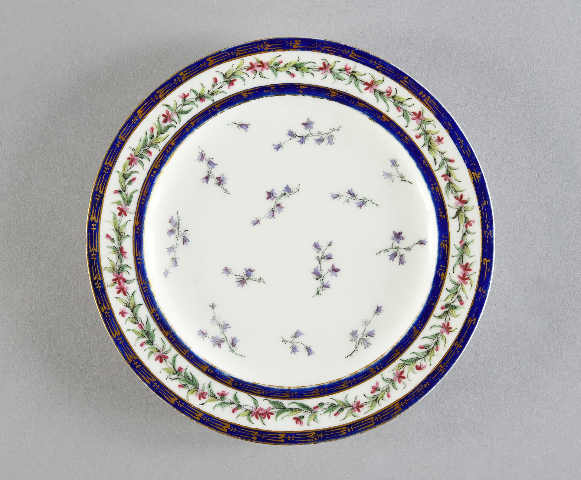 Null Assiette à fruits en porcelaine de Sèvres de la fin du XVIIIe siècle Vers 1&hellip;
