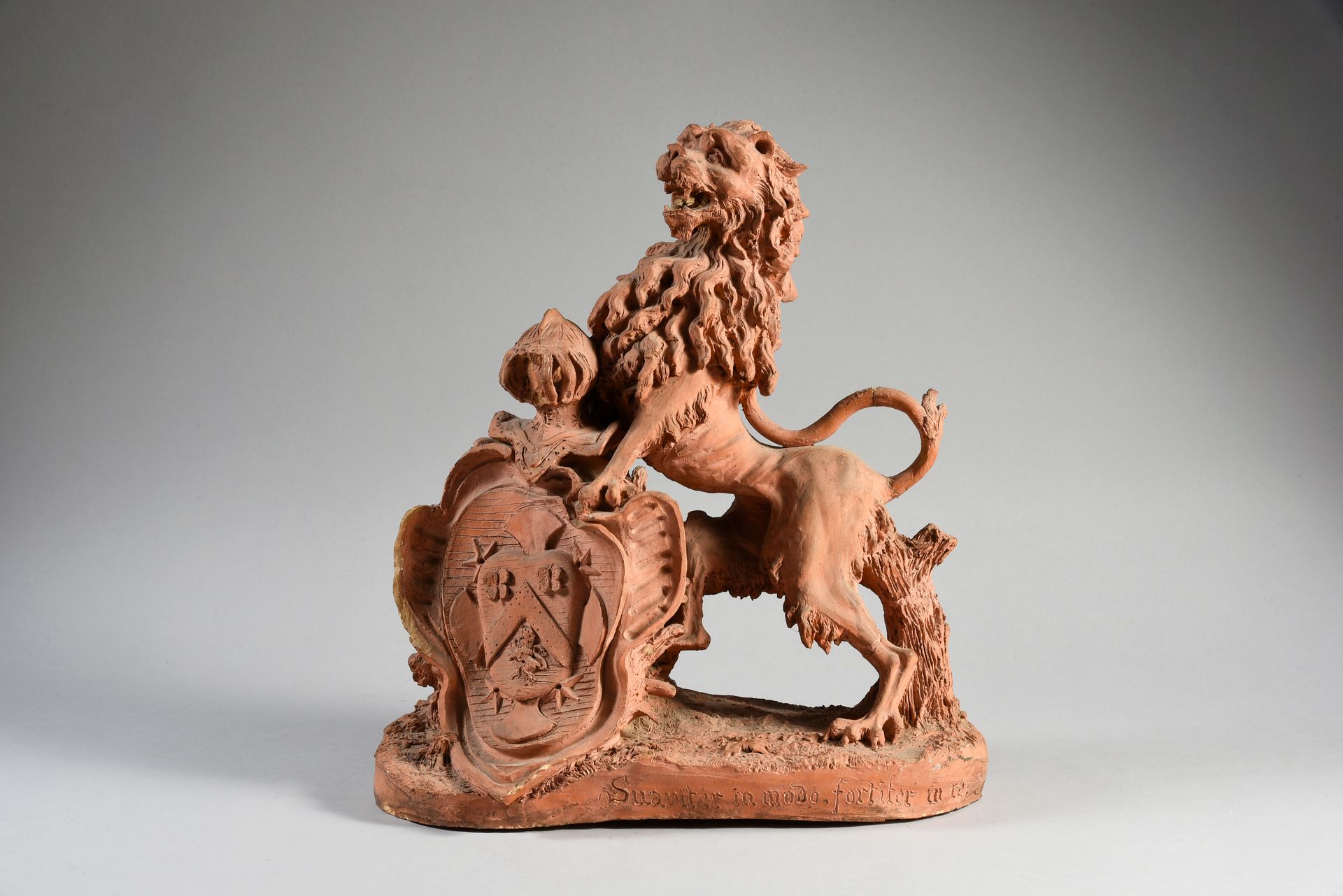 École FLAMANDE du XIXe siècle 
Heraldic lion holding a shield.
Terracotta.
H. : &hellip;