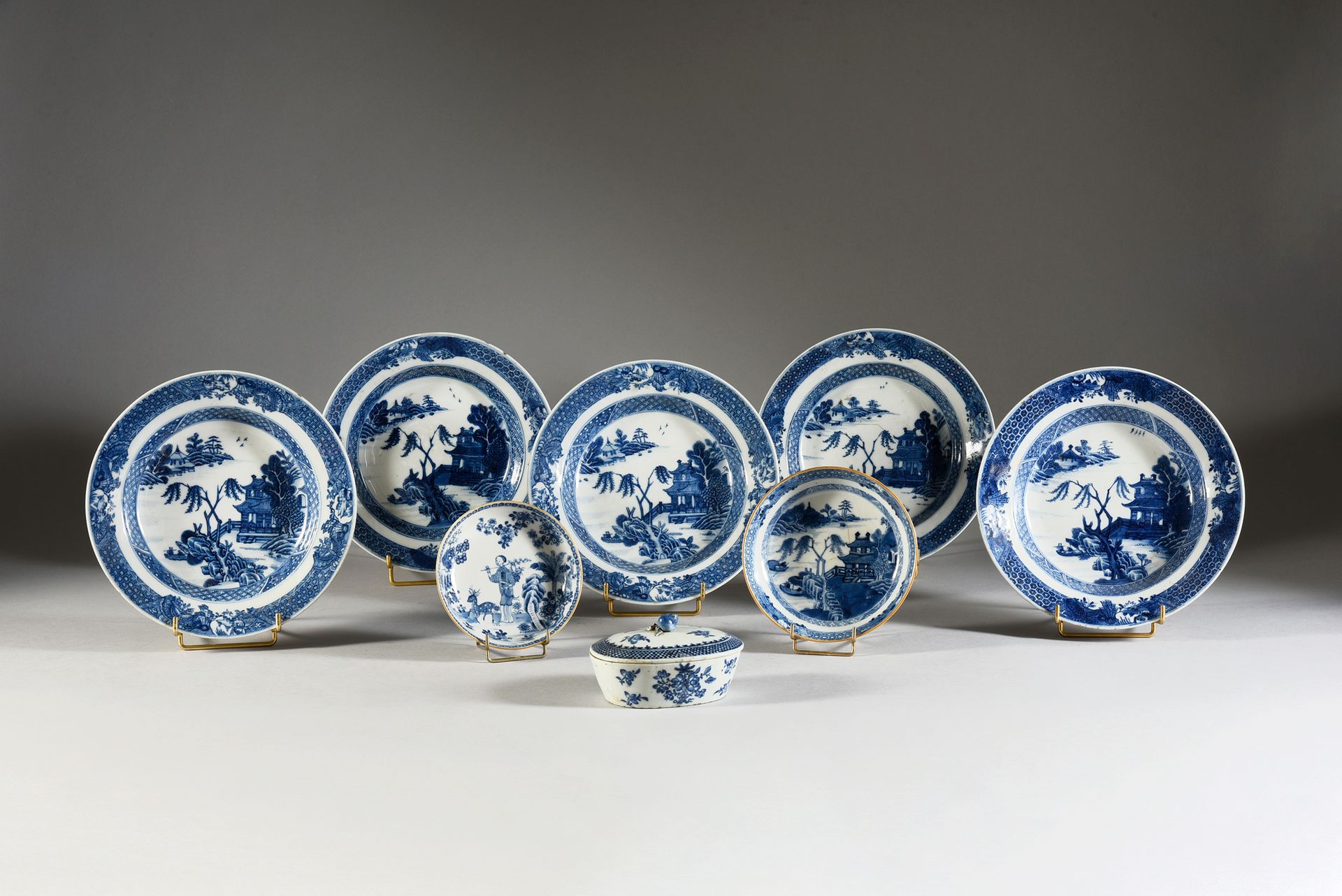 COMPAGNIE DES INDES 
一套由五个汤盘、两个盘子和一个有盖的小陶罐组成的瓷器，上面有白色和蓝色的湖景装饰（feles）。
中国嘉庆年间约180&hellip;