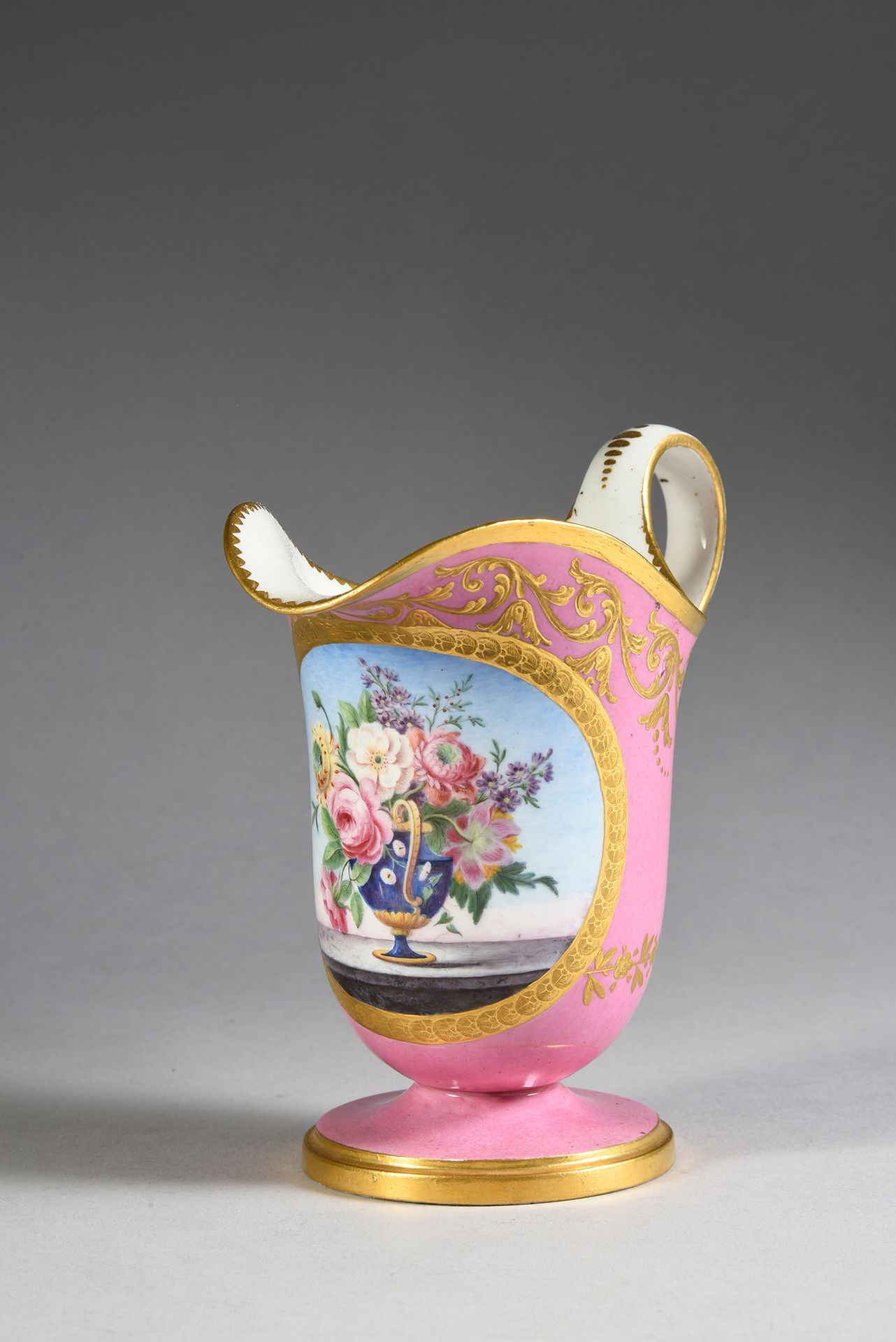 Null Pot à lait étrusque en porcelaine de Sèvres du XVIIIe siècle, le décor plus&hellip;