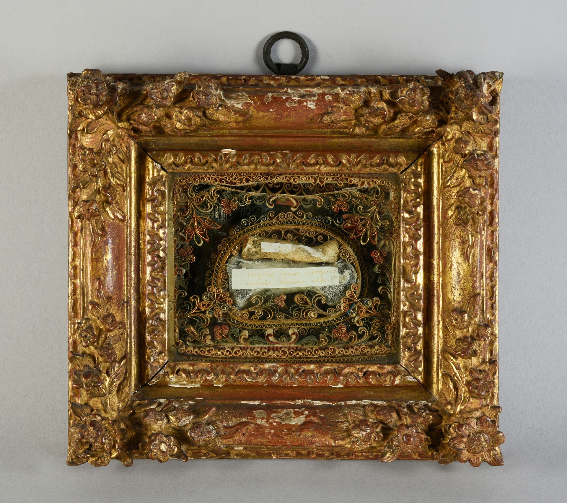 Null Cadre reliquaire à paperolles, conservant des reliques datées de 1633.
Dans&hellip;
