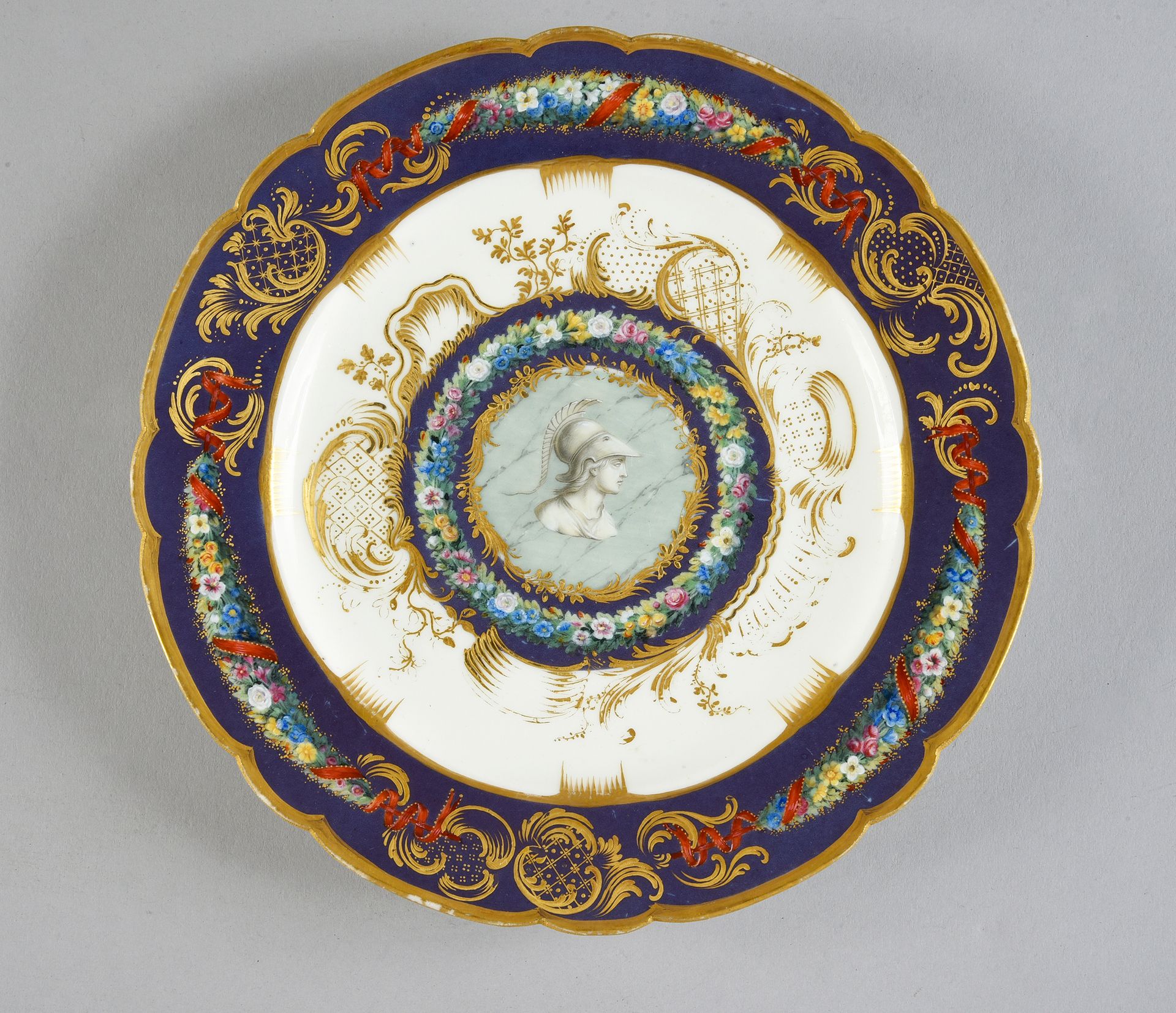 Null Assiette en porcelaine de Sèvres du début du XIXe siècle, en partie surdéco&hellip;