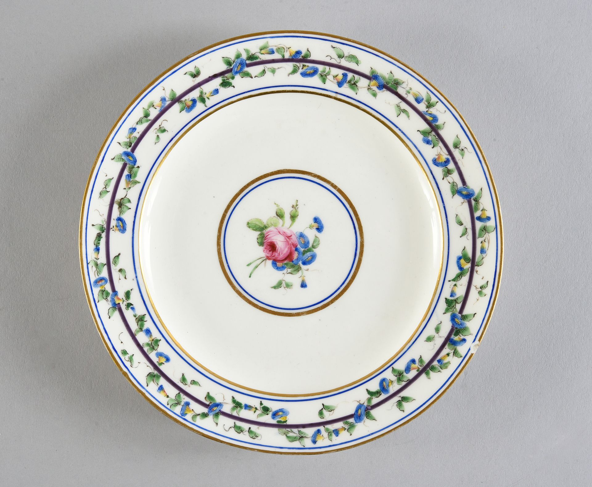 Null Assiette à fruits en porcelaine de Sèvres du début du XIXe siècle Vers 1800&hellip;