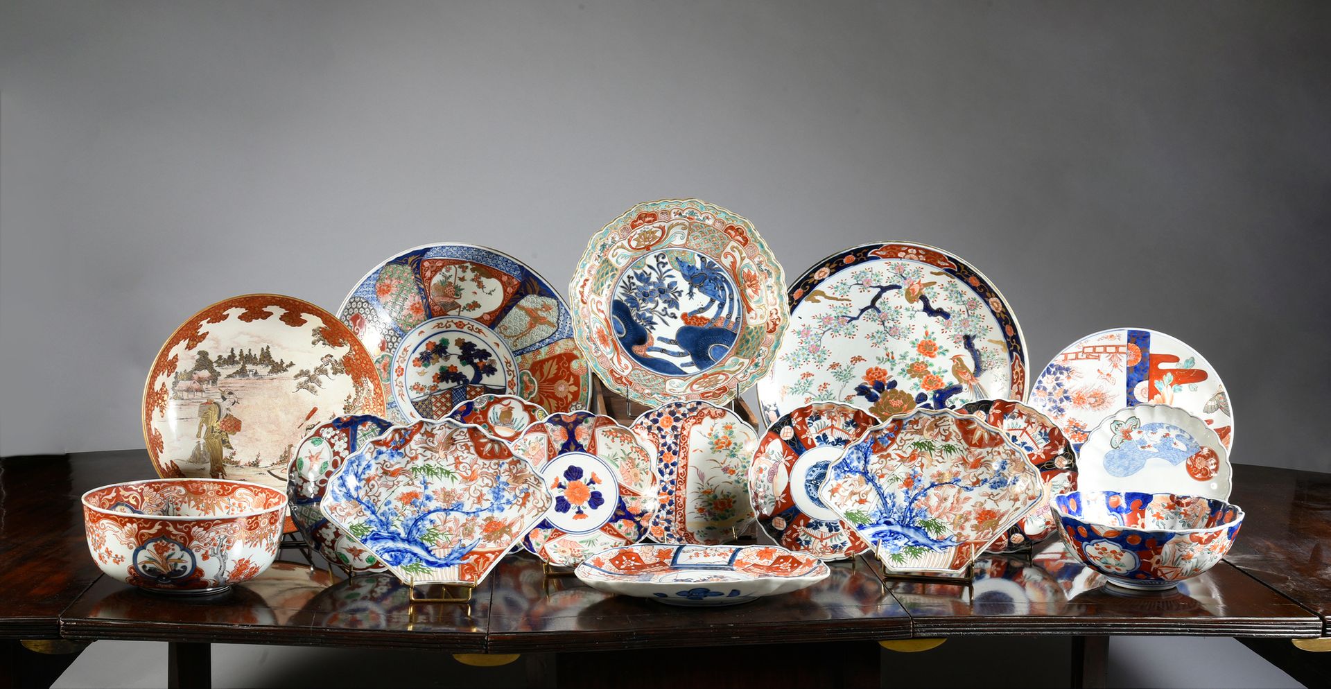 JAPON 
Lot de porcelaine à décor Imari composé de :
Deux grands plats rond, un p&hellip;