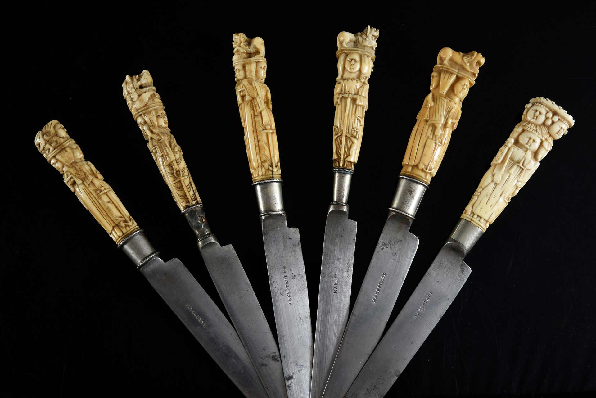Allemagne, XVIIe siècle 
Suite de six manches de couteau en ivoire sculpté des a&hellip;