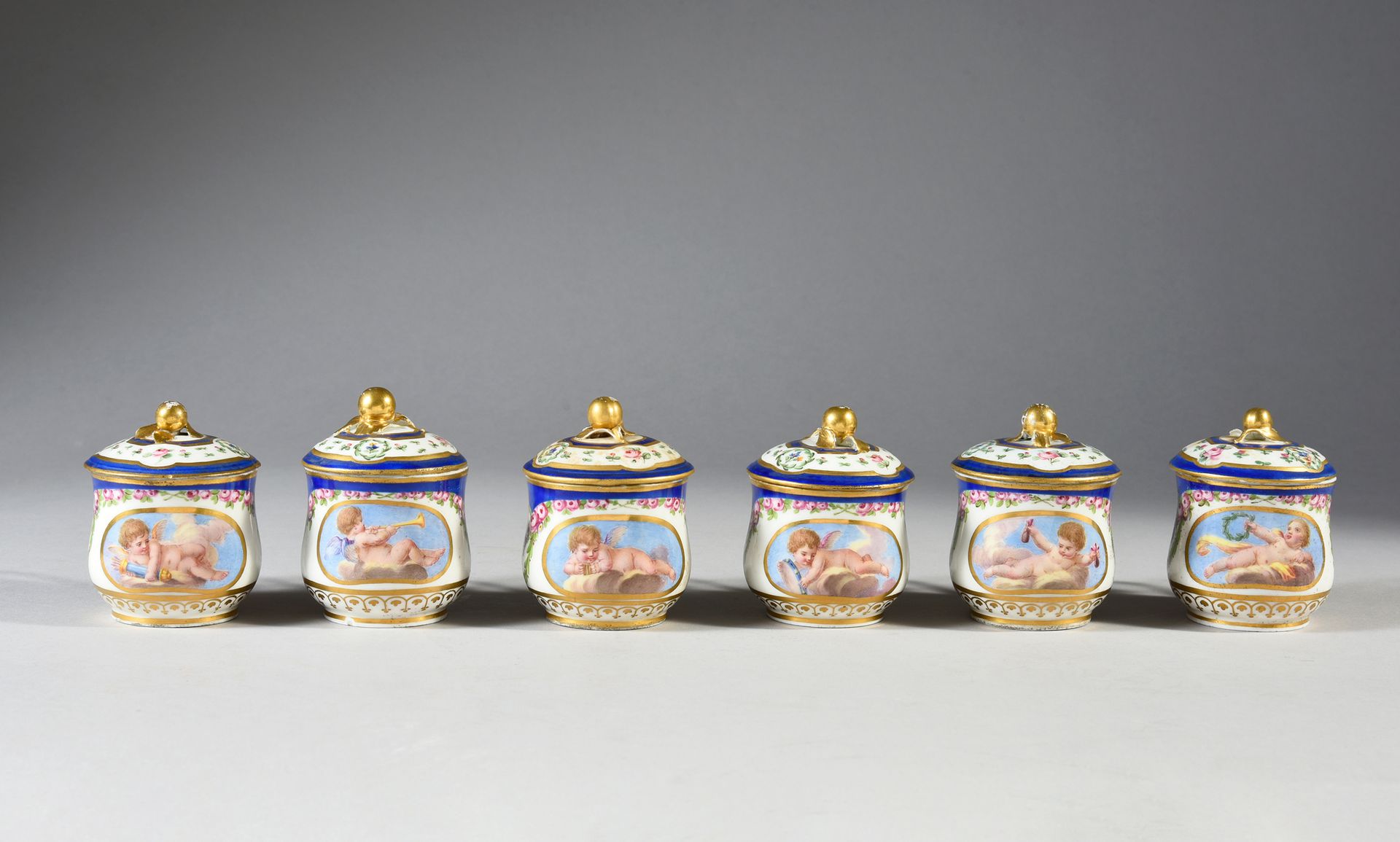 Null Six pots à jus et leurs couvercles en porcelaine de Sèvres du XVIIIe siècle&hellip;