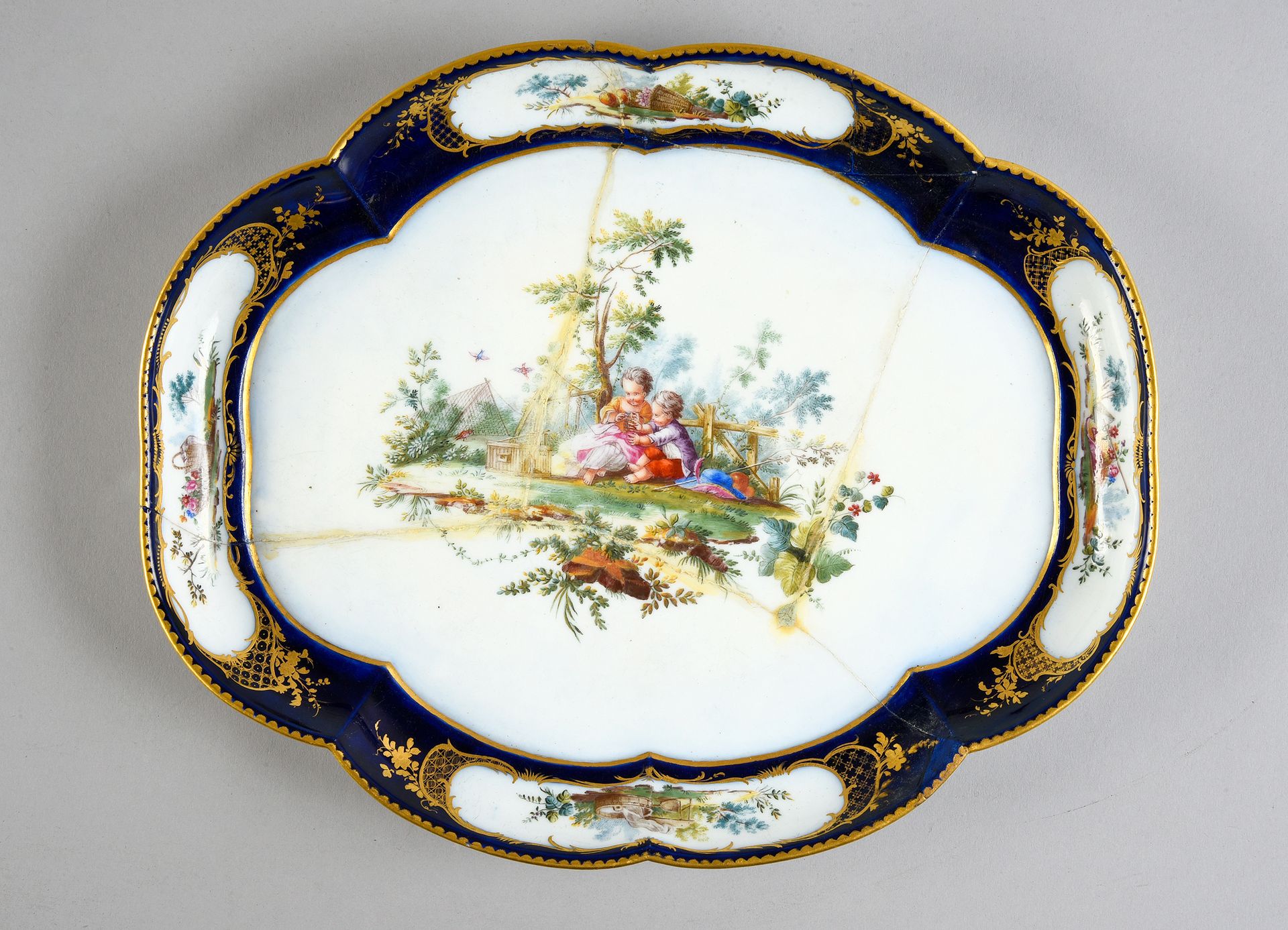 Null Plat Hébert en porcelaine de Vincennes-Sèvres du XVIIIe siècle Marque en bl&hellip;