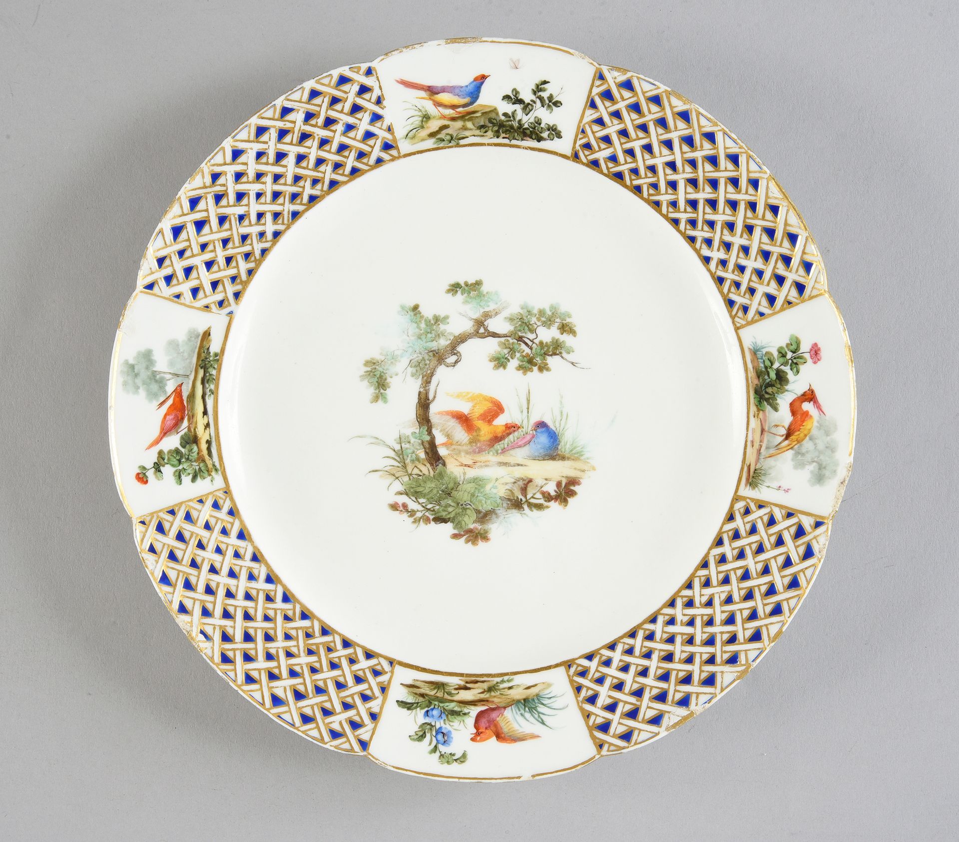 Null Assiette en porcelaine de Sèvres du XVIIIe siècle Marques en bleu aux deux &hellip;