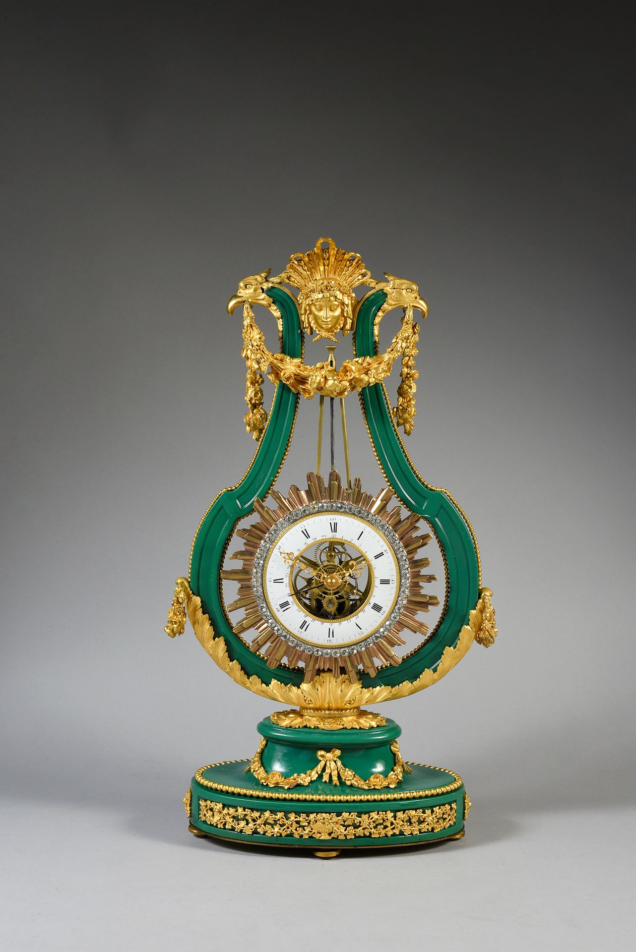 Null Pendule Lyre «Louis XVI» d'époque Consulat, en porcelaine de Sèvres verte e&hellip;