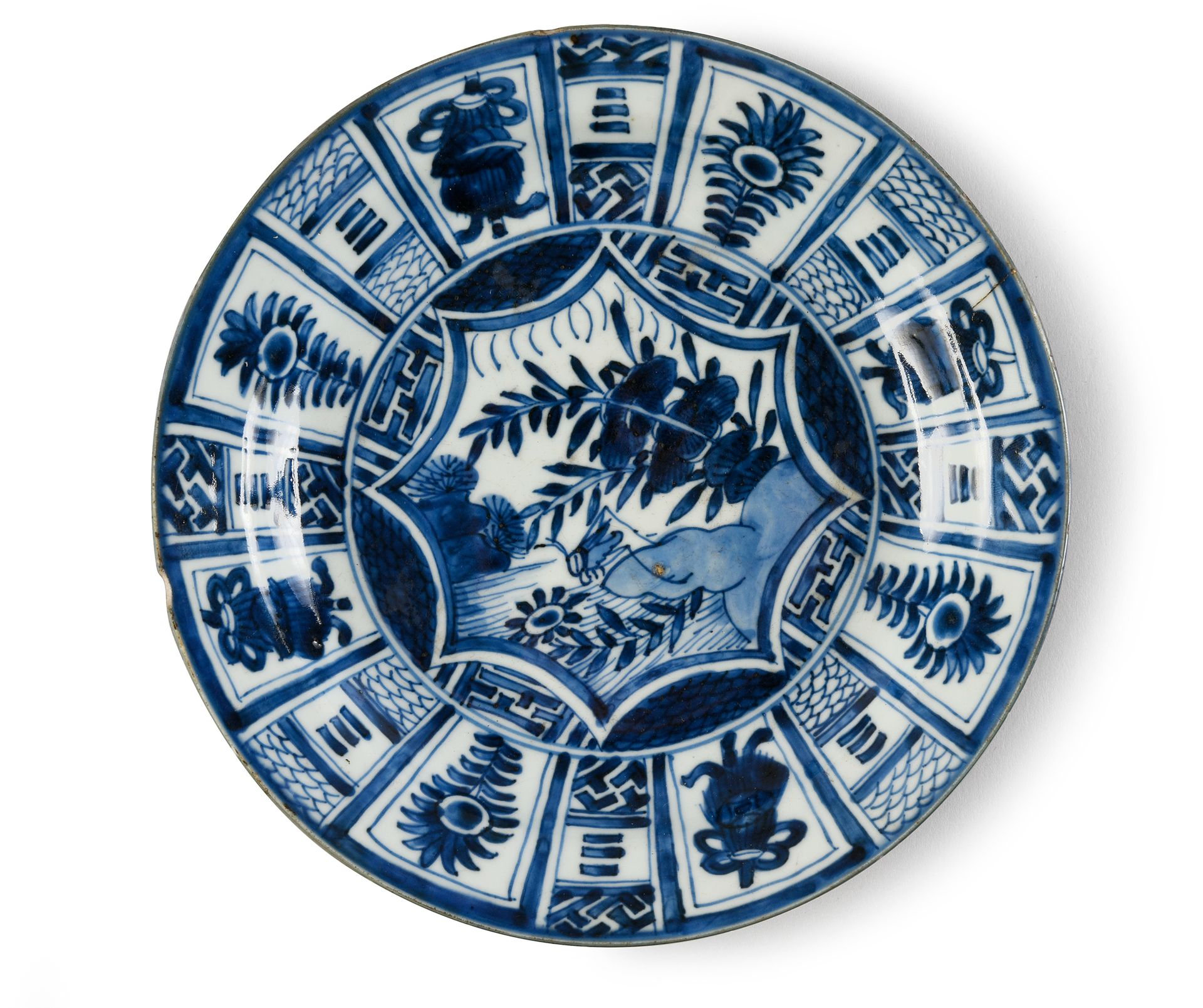 CHINE 
Petit plat en porcelaine à décor blanc et bleu d'une sauterelle sur un ro&hellip;