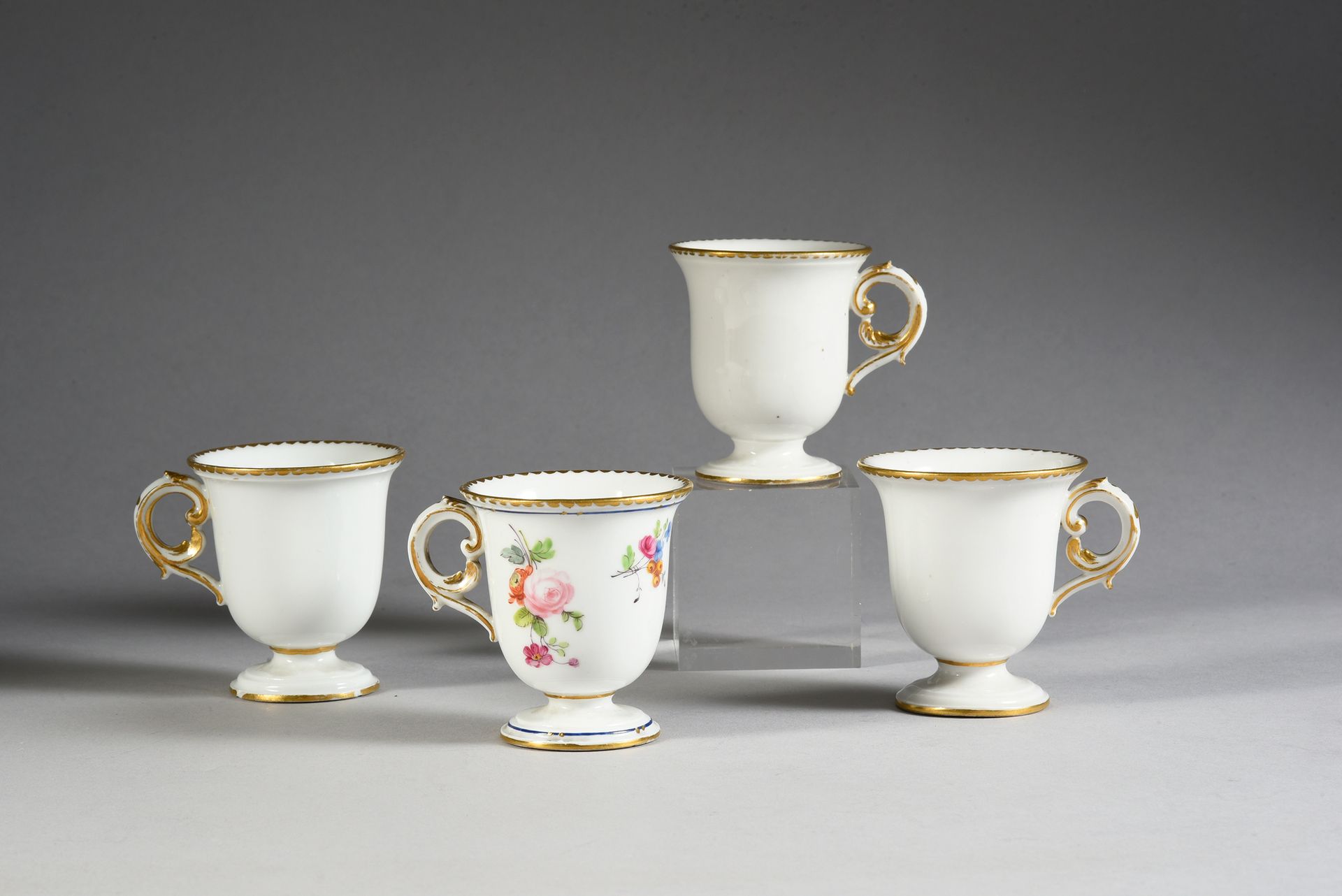 Null Quatre tasses à glace en porcelaine dure de Sèvres du XVIIIe siècle Marques&hellip;