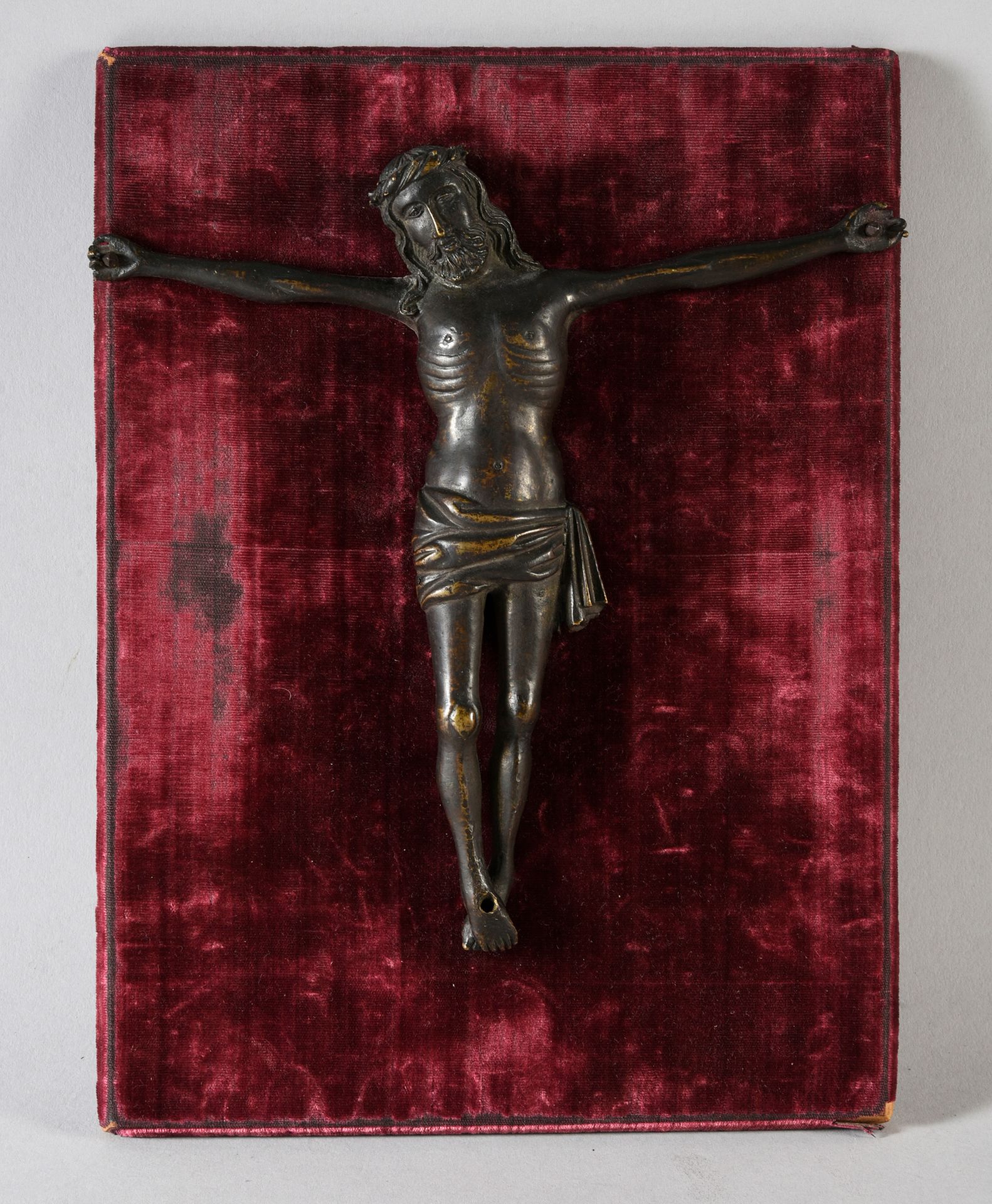 Xvè siècle 
Christ en bronze à patine noire, tête ceinte d'une couronne d'épines&hellip;