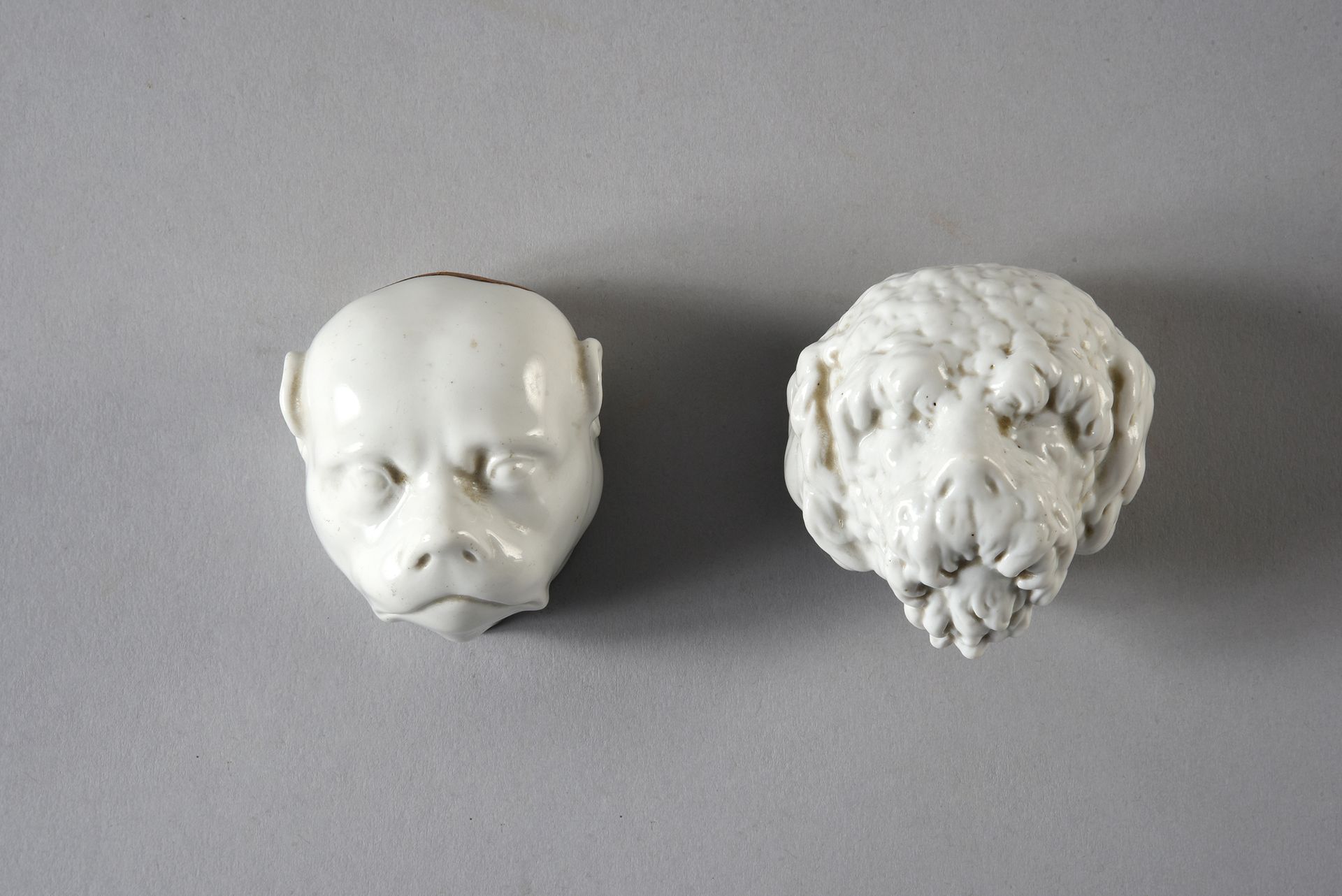 Null Deux corps de boîtes à priser en forme de têtes de chiens en porcelaine bla&hellip;