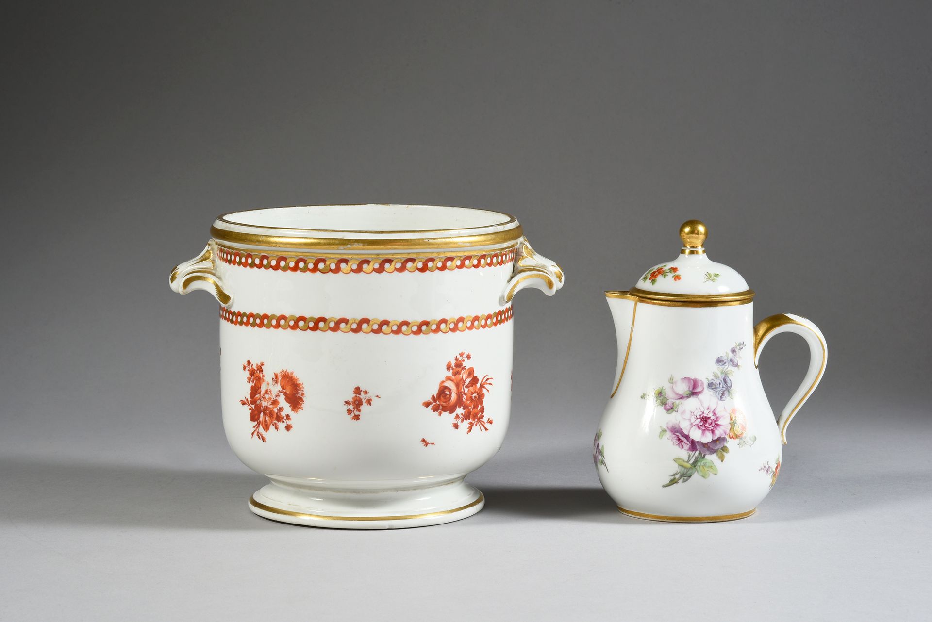 Null Pot à lait en porcelaine de Sèvres du XVIIIe siècle, et un couvercle Marque&hellip;