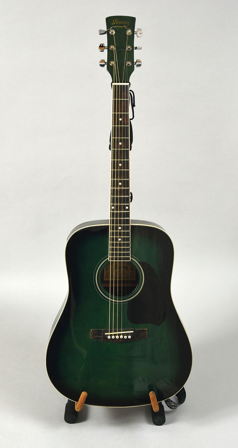 Null 弗兰克-阿拉莫（1941/2012）。作者、作曲家、表演者。1把原装Ibanez吉他。参照PF5MS/S98110511。一把6弦吉他，绿色，由歌手在&hellip;