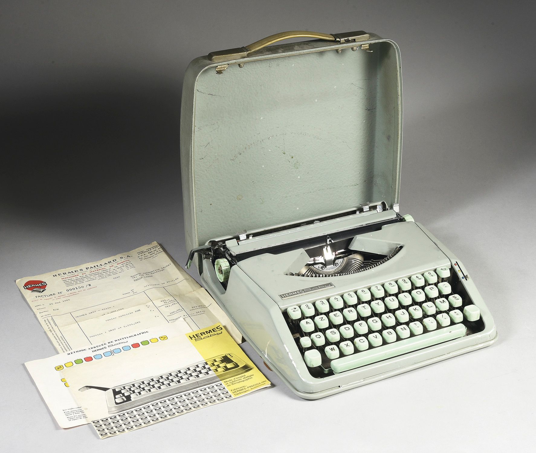 Null 杰奎琳-考拉（1927/2021）。Speakrine，电视节目主持人和集邮专家。1台Hermes-Baby便携式打字机，属于Jacqueline C&hellip;