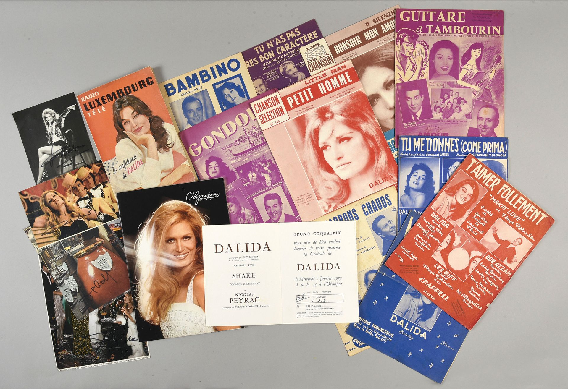 Null 达利达（1933/1987）。歌手和女演员。1份节目单和1977年达利达的奥林匹亚新闻发布会的邀请函+1套由达利达签名的4份原始新闻剪报。
附有11份&hellip;