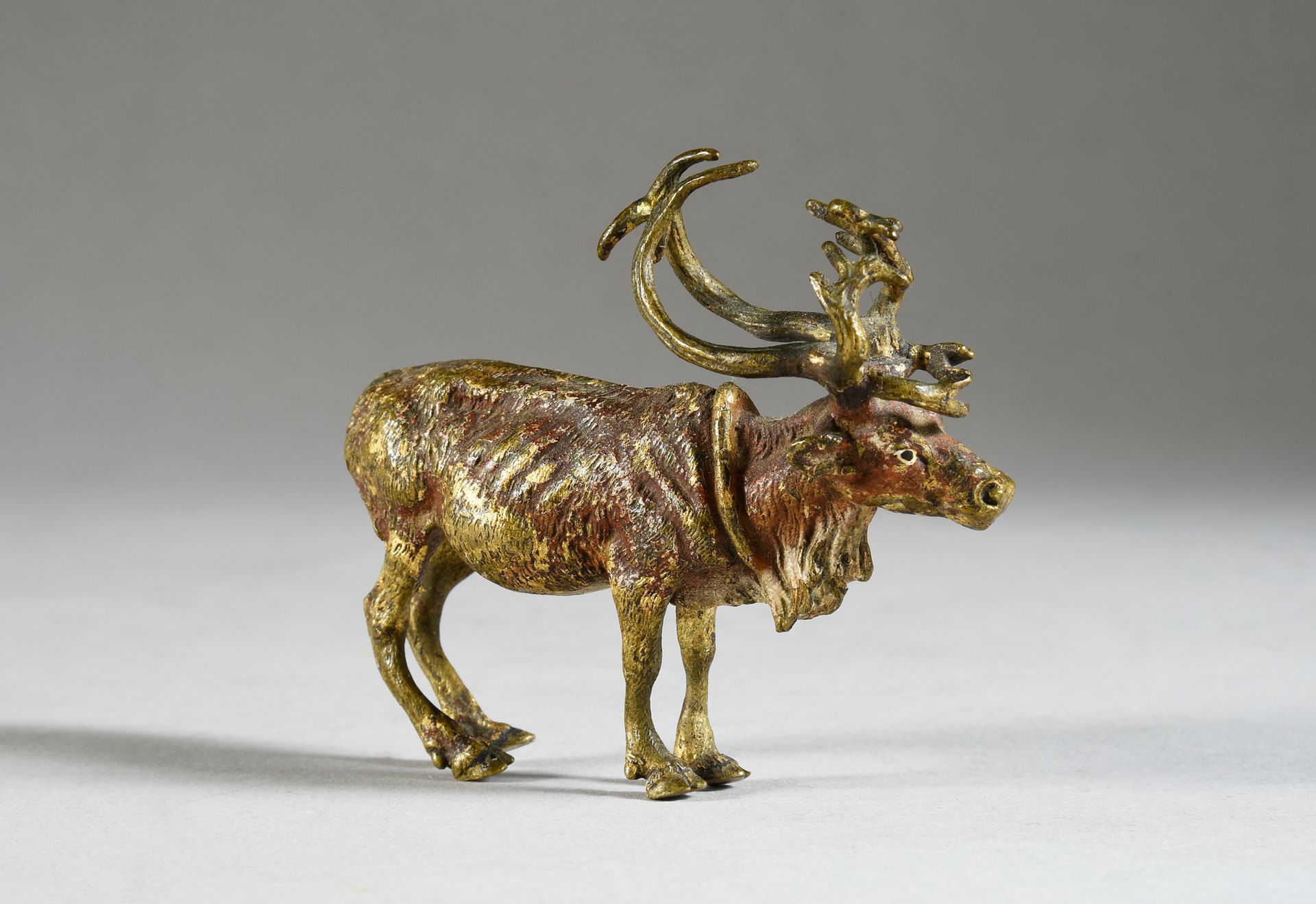 Null 维也纳青铜器。麋鹿，有多色的痕迹。
长：8.5厘米